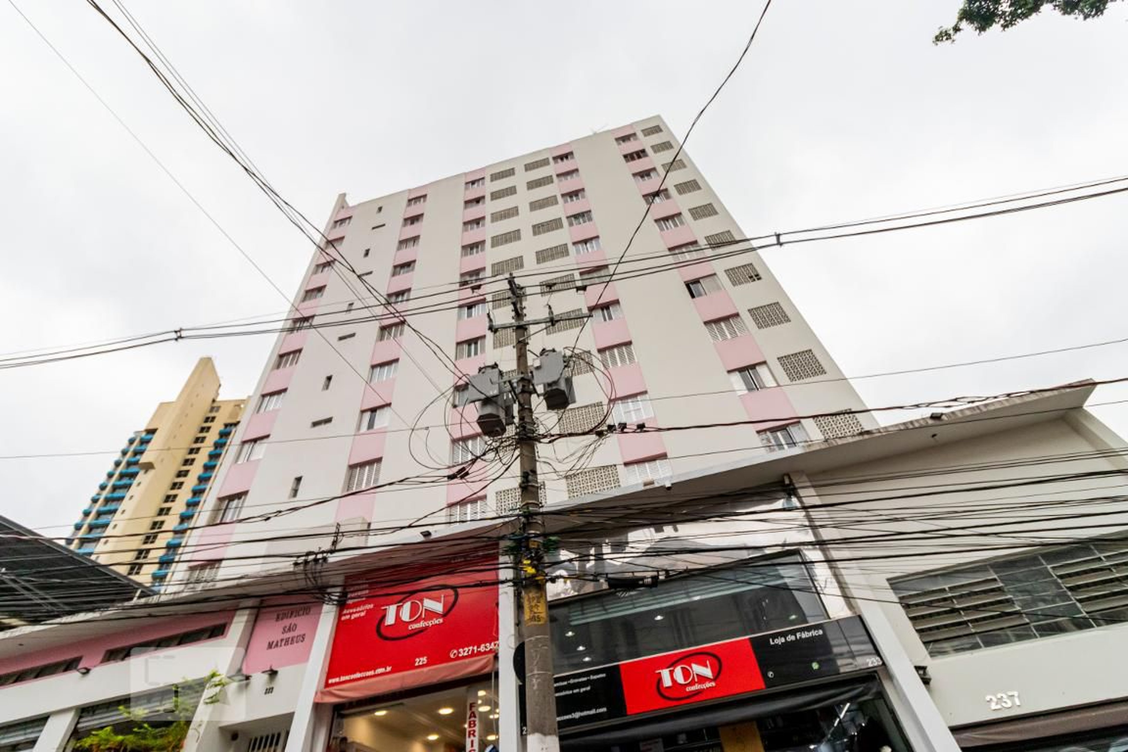 Fachada Condomínio em Rua Conde de Sarzedas, 225