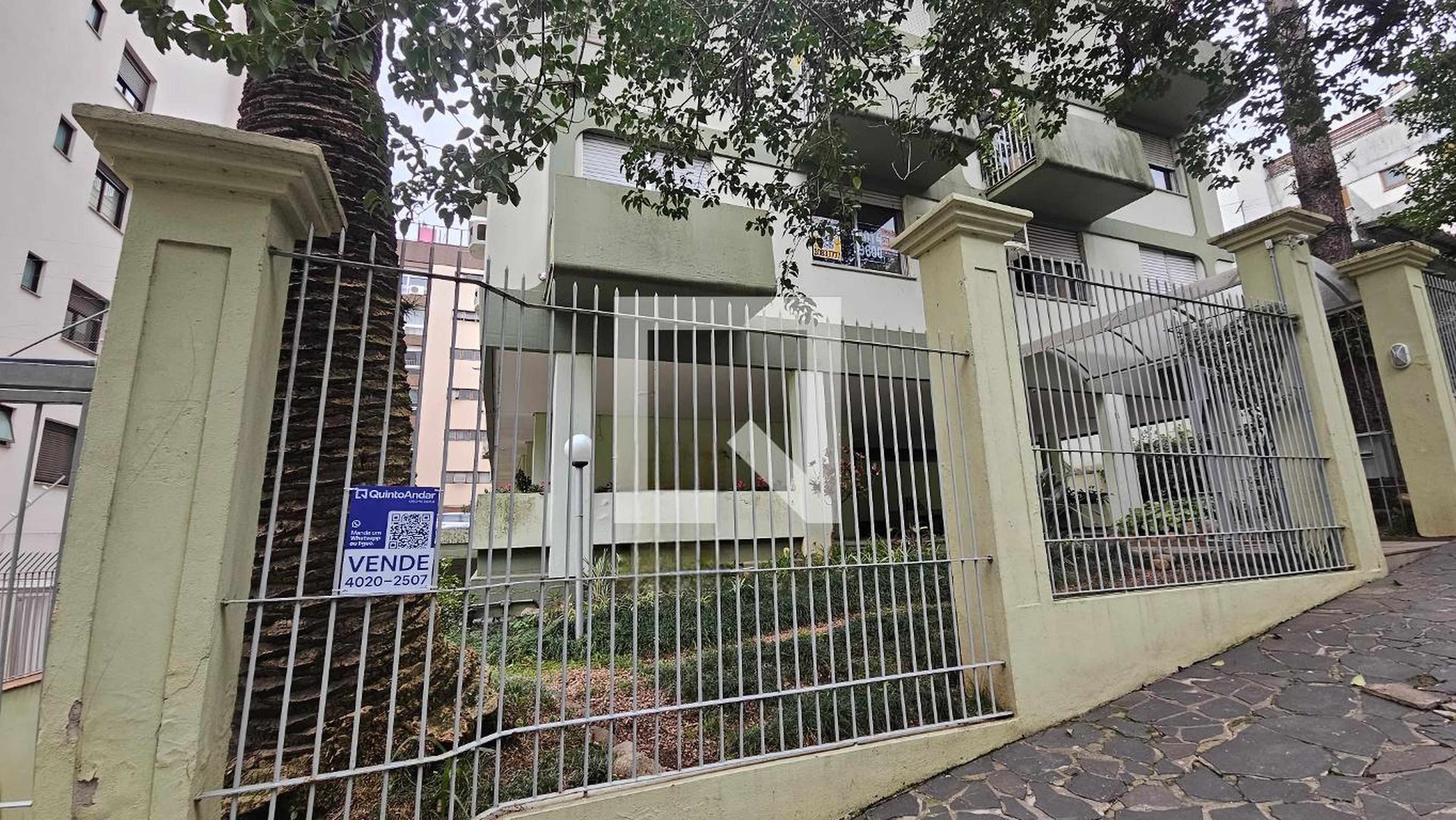 Fachada Condomínio em Rua Carlos Trein Filho, 450