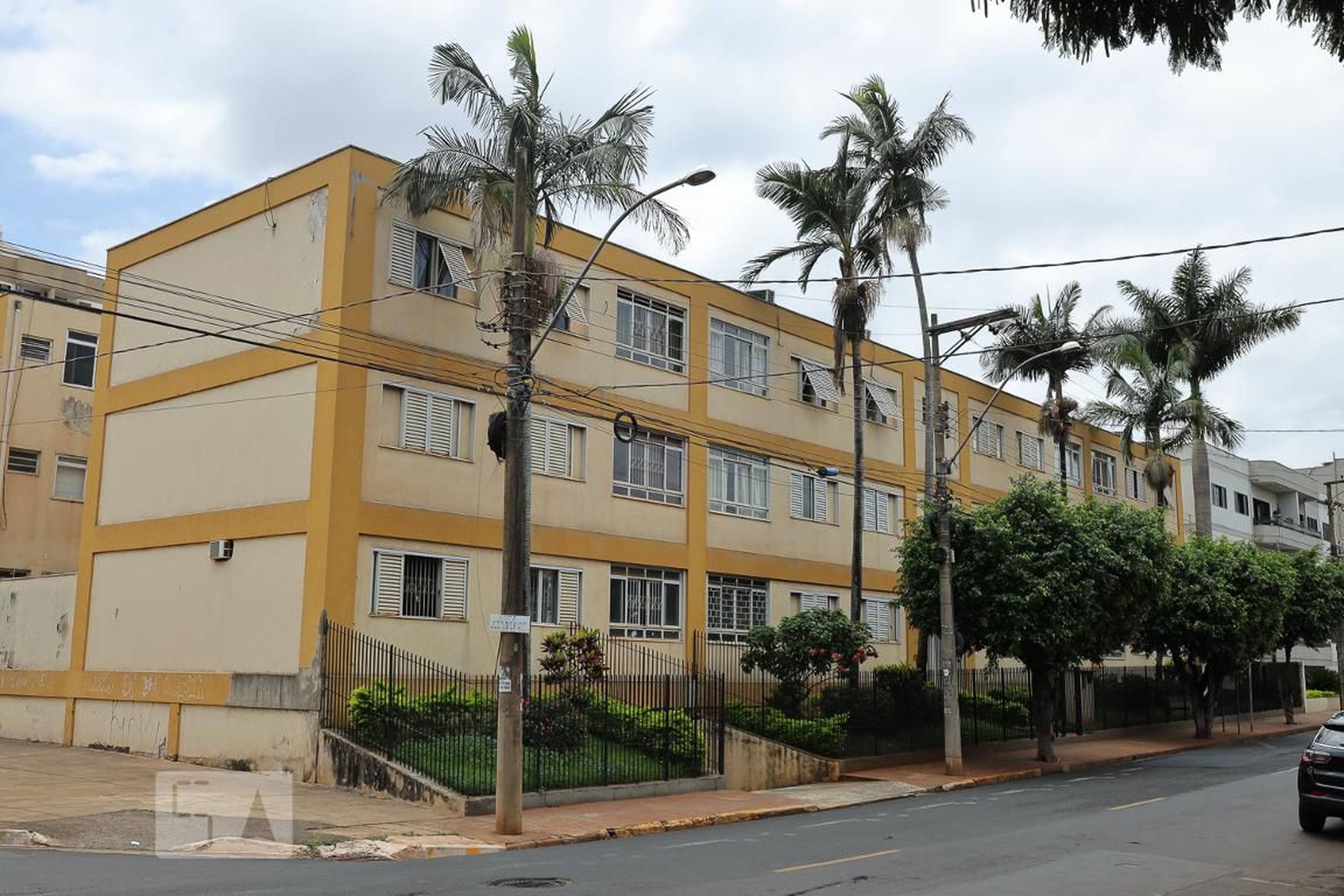 Fachada Condomínio em Rua Primo Tronco, 41