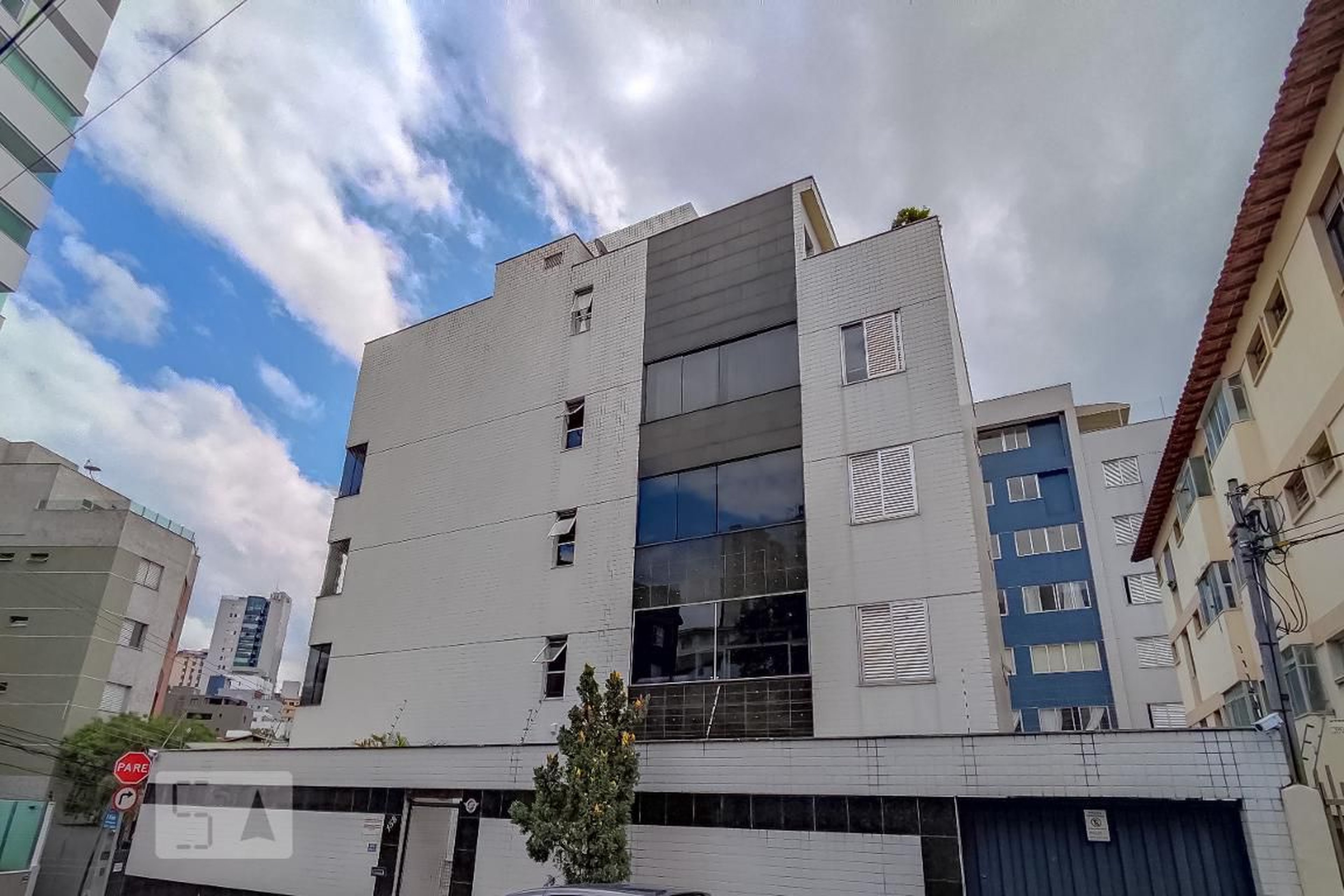 Fachada Condomínio em Rua Emílio de Vasconcelos Costa, 158