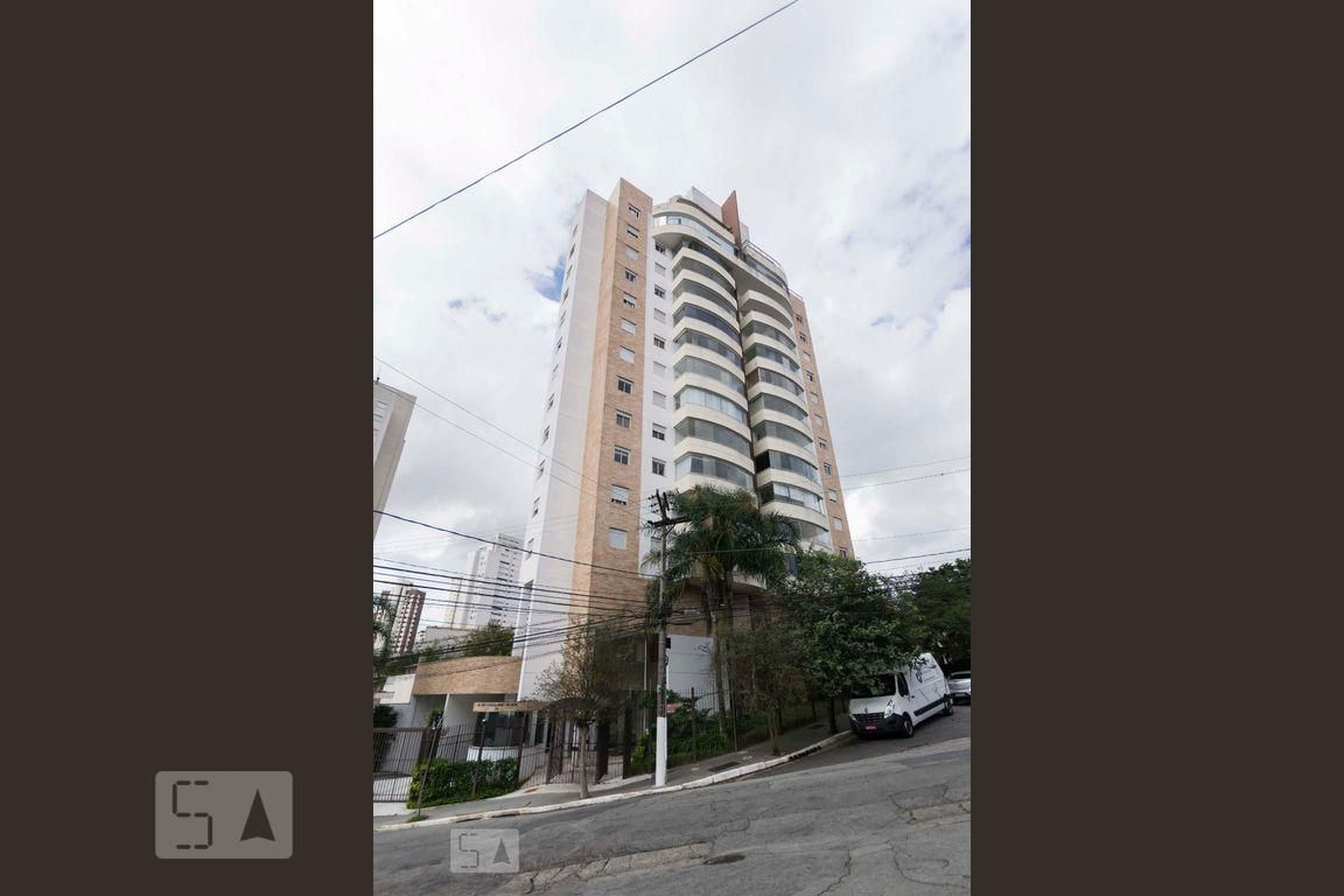 Fachada Condomínio em Rua Borebi 75, 31