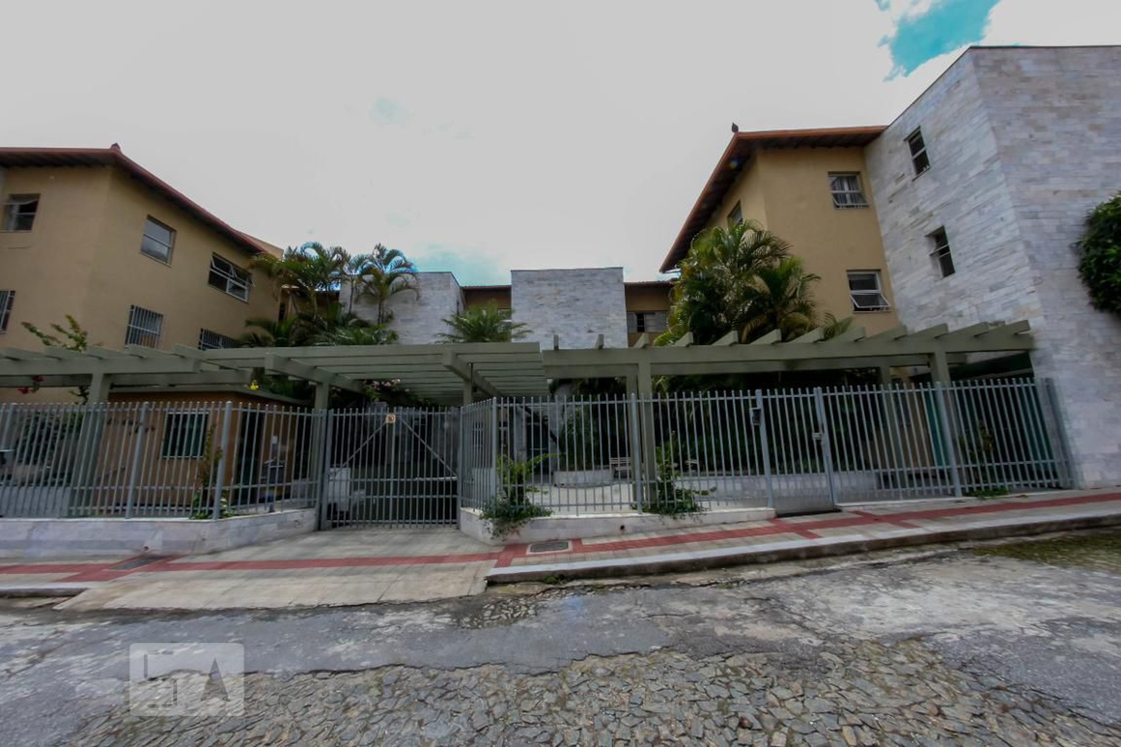 Fachada Condomínio em Rua Alves Martins, 128