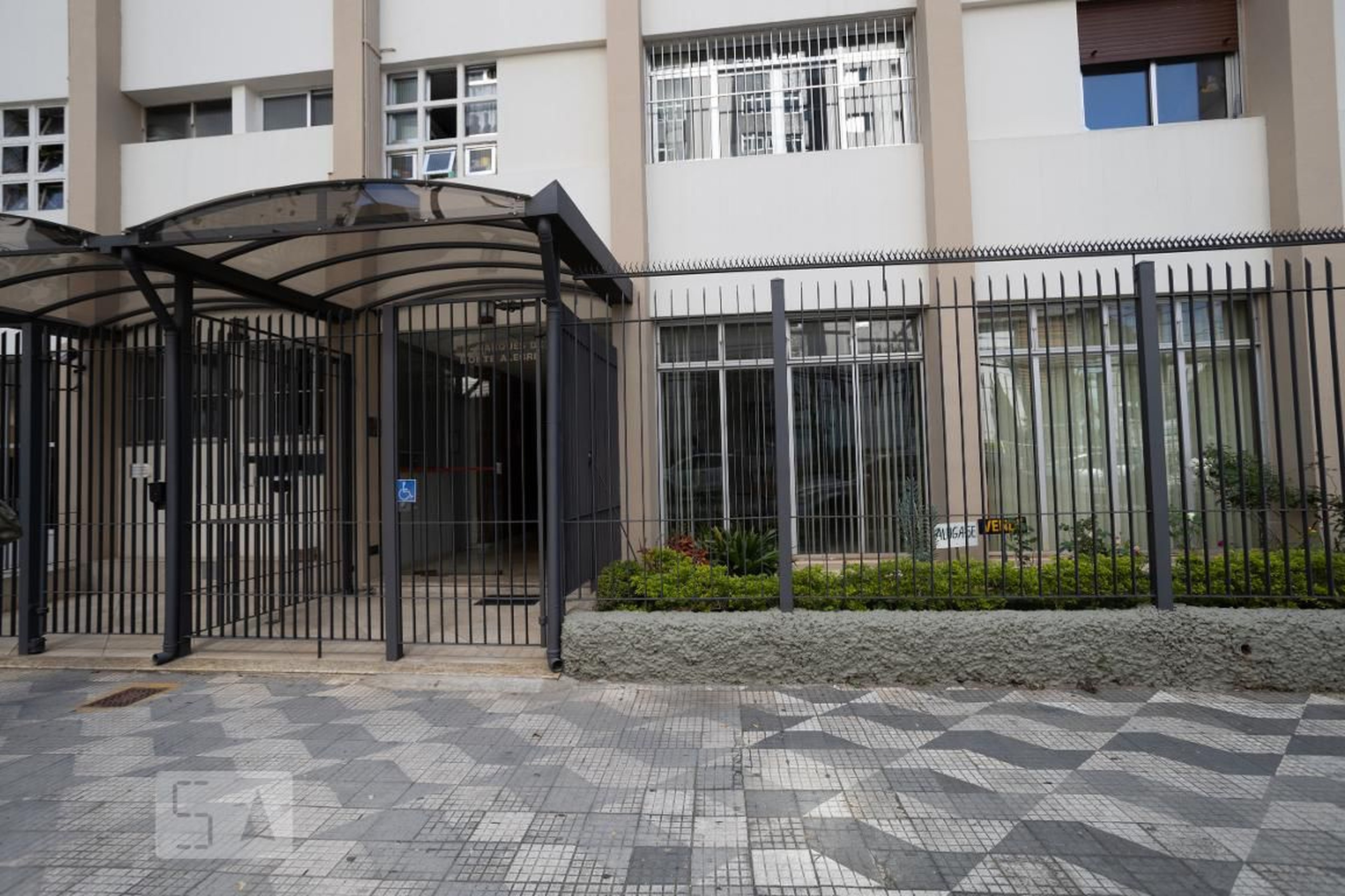 Fachada Condomínio em Rua Tenente Gomes Ribeiro, 123