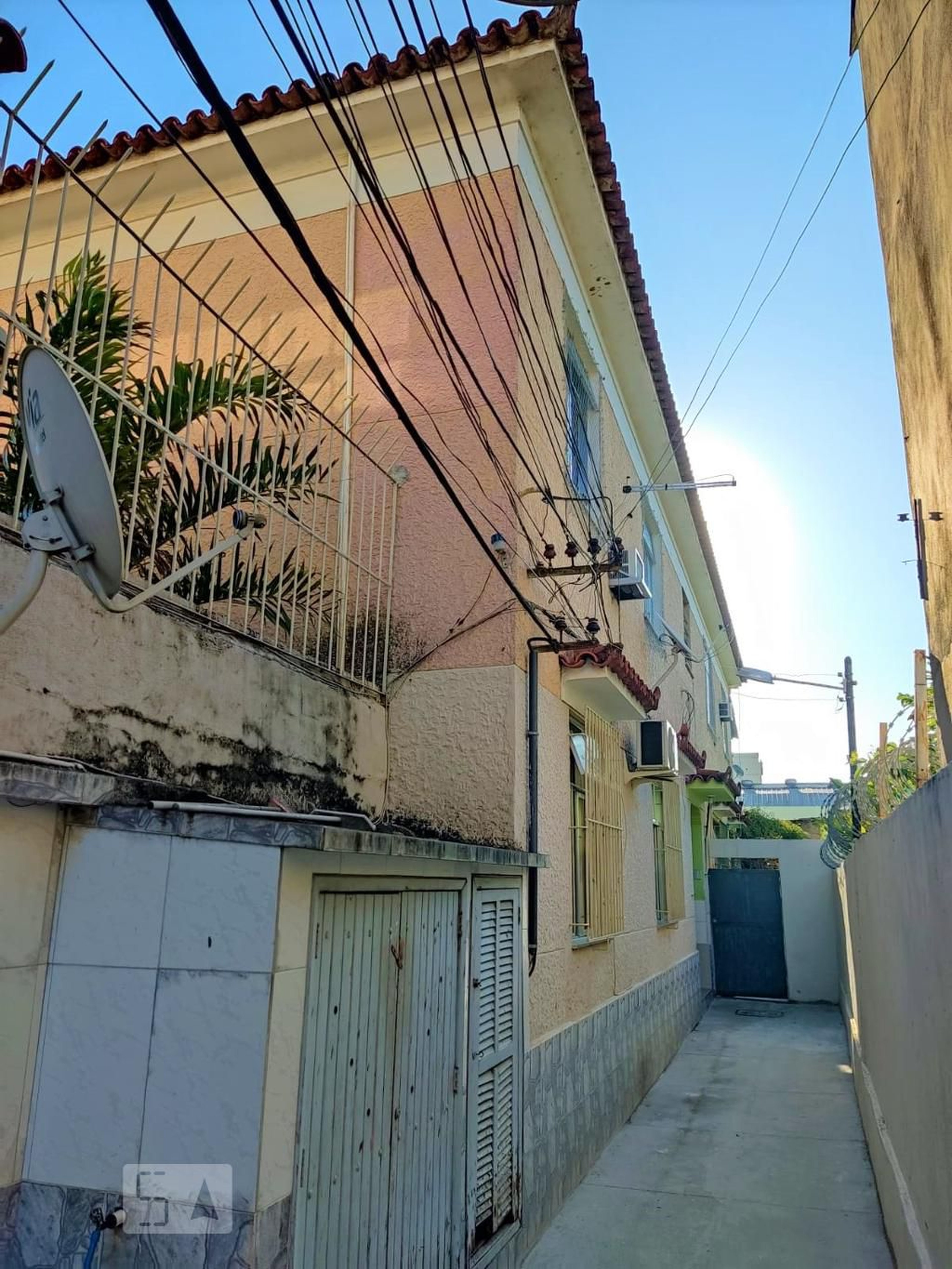 Fachada Condomínio em Rua Mendes de Aguiar, 323