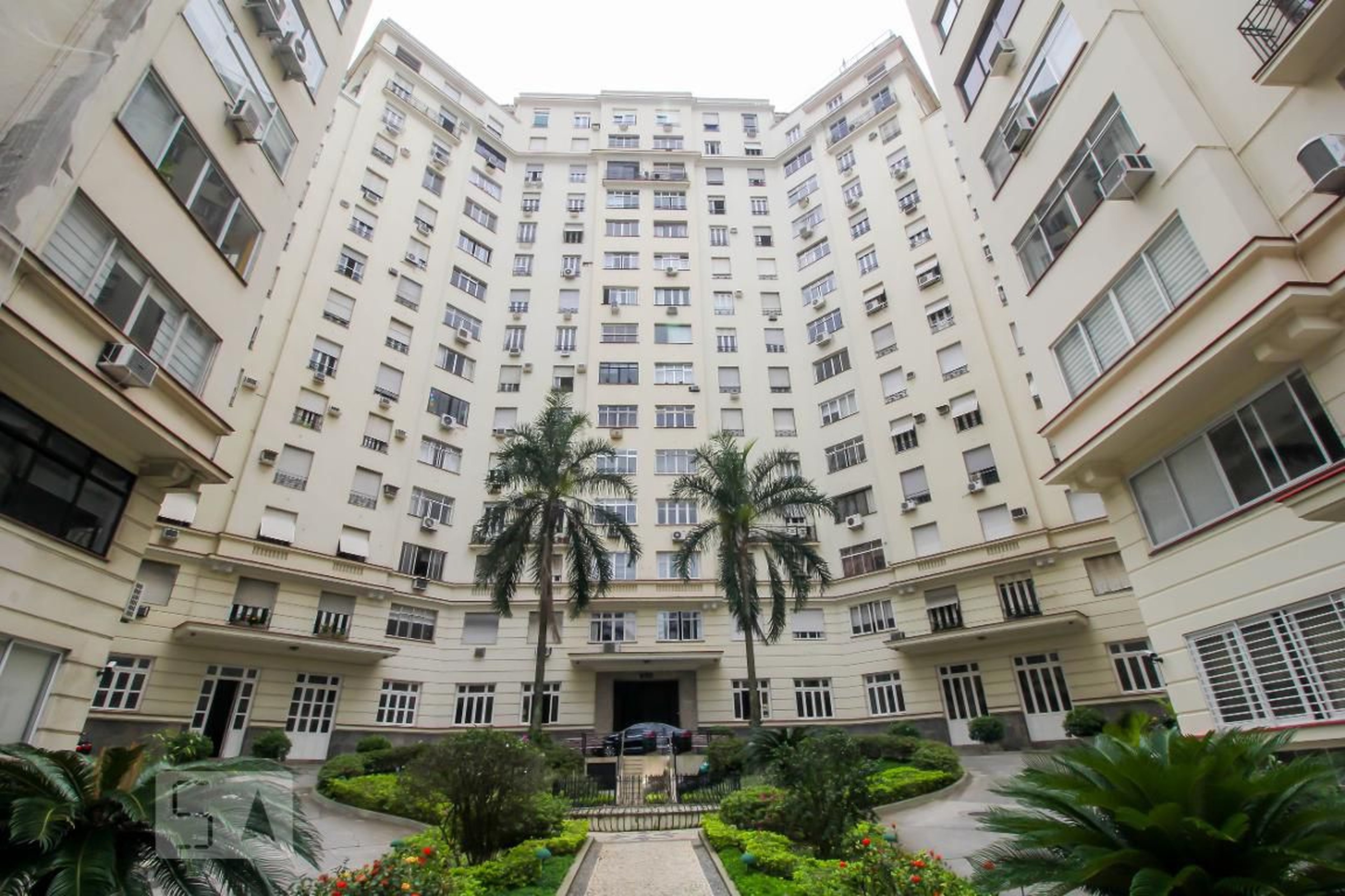 Fachada do Condomínio Edifício Residência