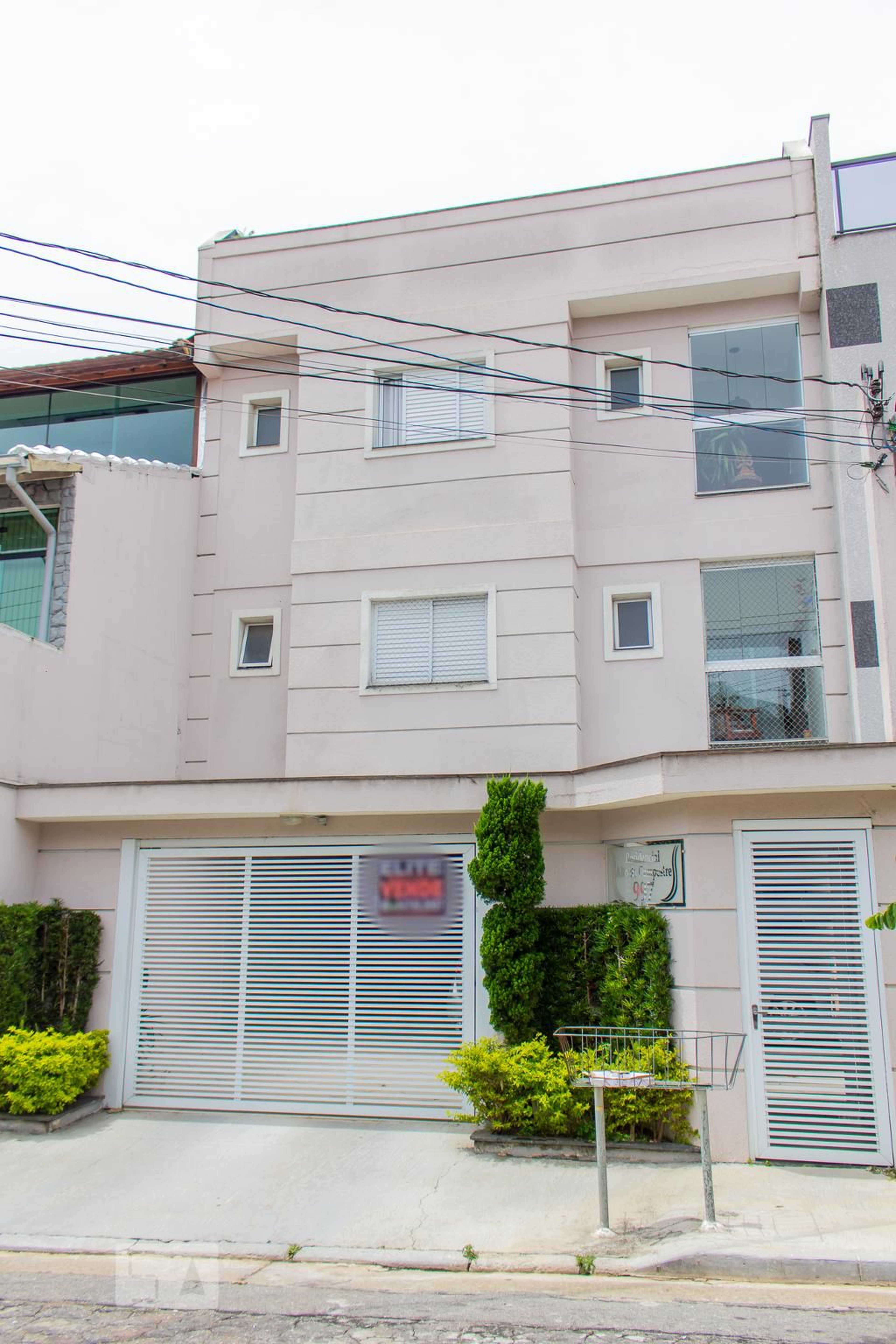 Fachada Condomínio em Rua Porto Carrero, 997