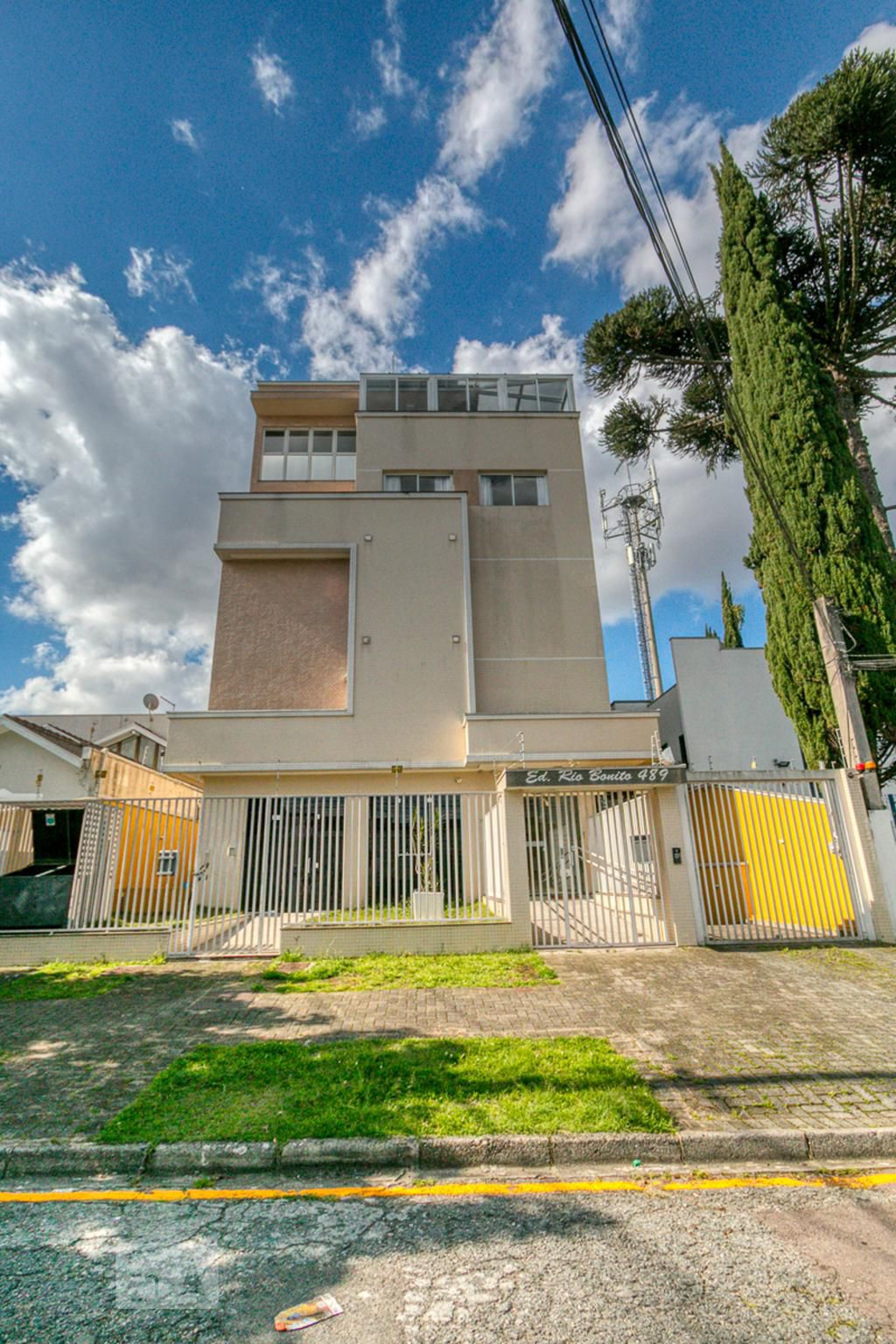 Fachada do Condomínio Edifício Rio Bonito
