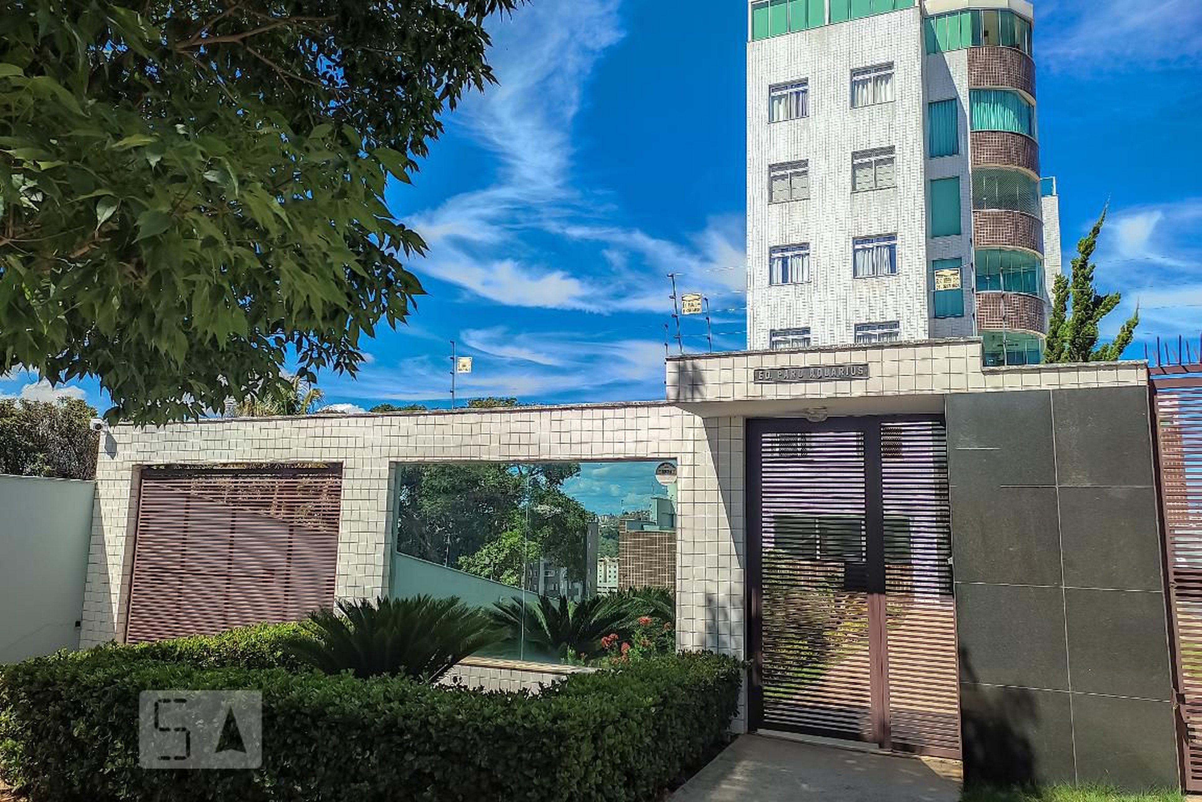 Fachada Condomínio em Rua das Canoas, 997