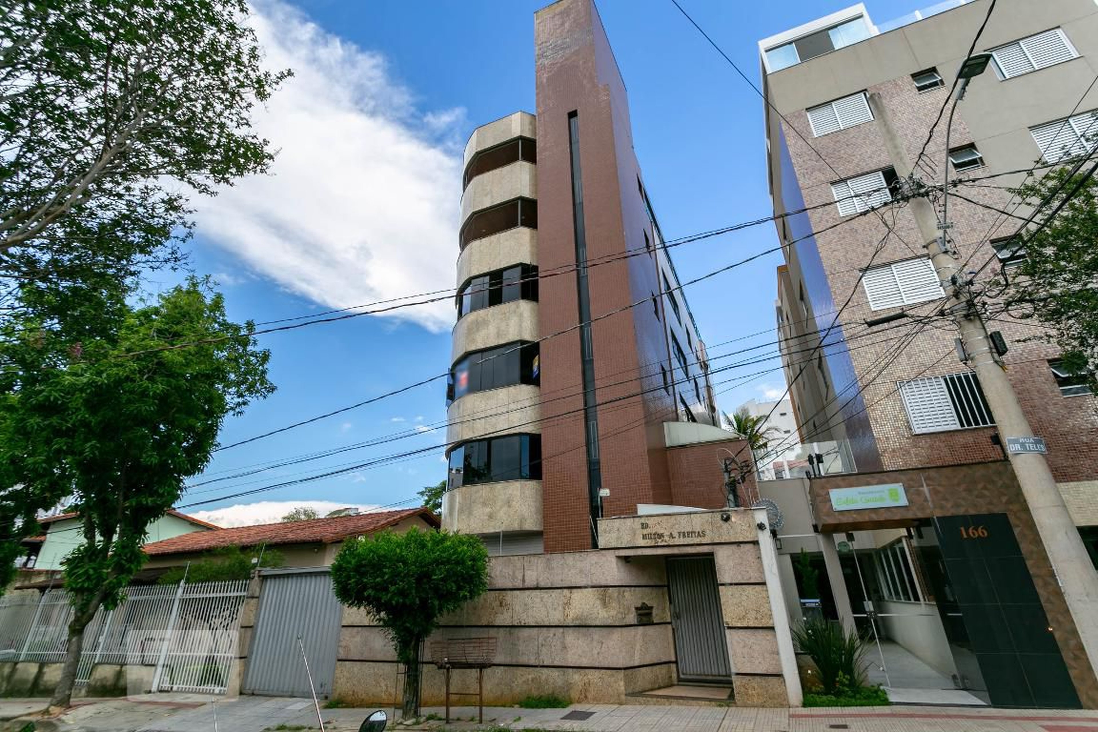 Fachada Condomínio em Rua Dr Teles, 180