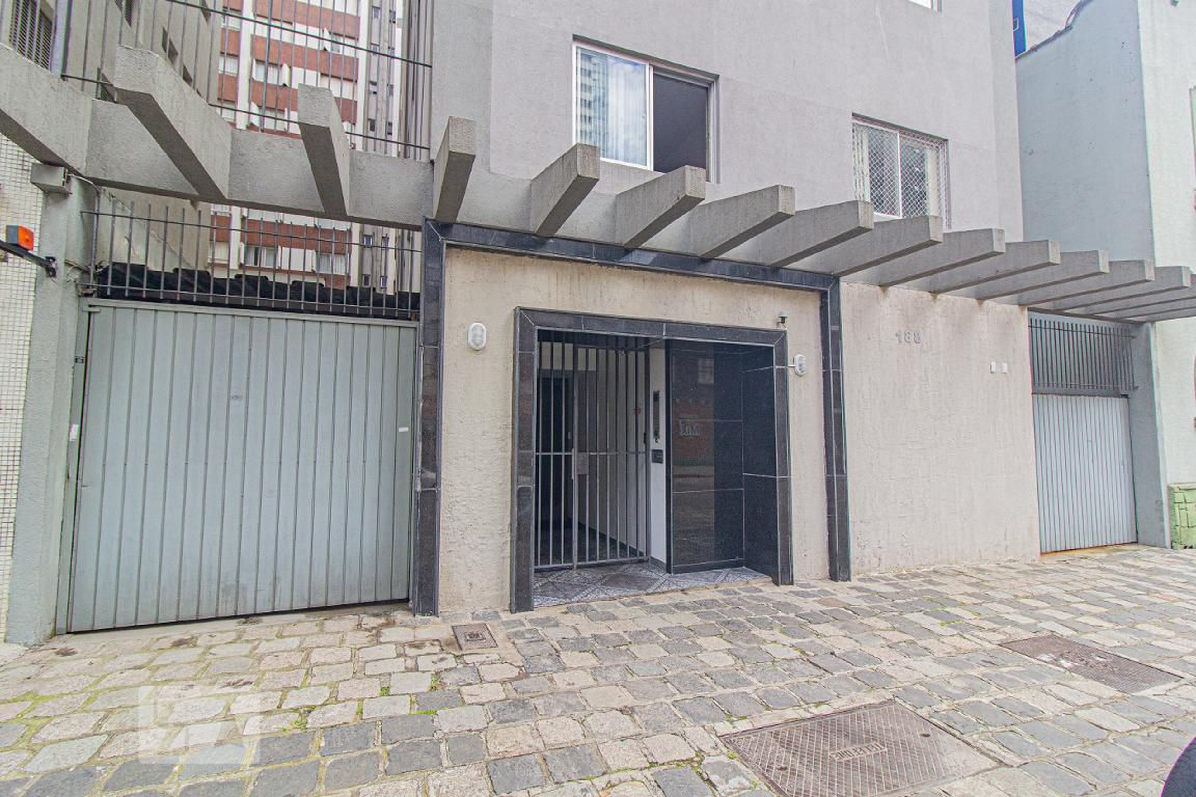 Fachada Condomínio em Rua Lamenha Lins, 177