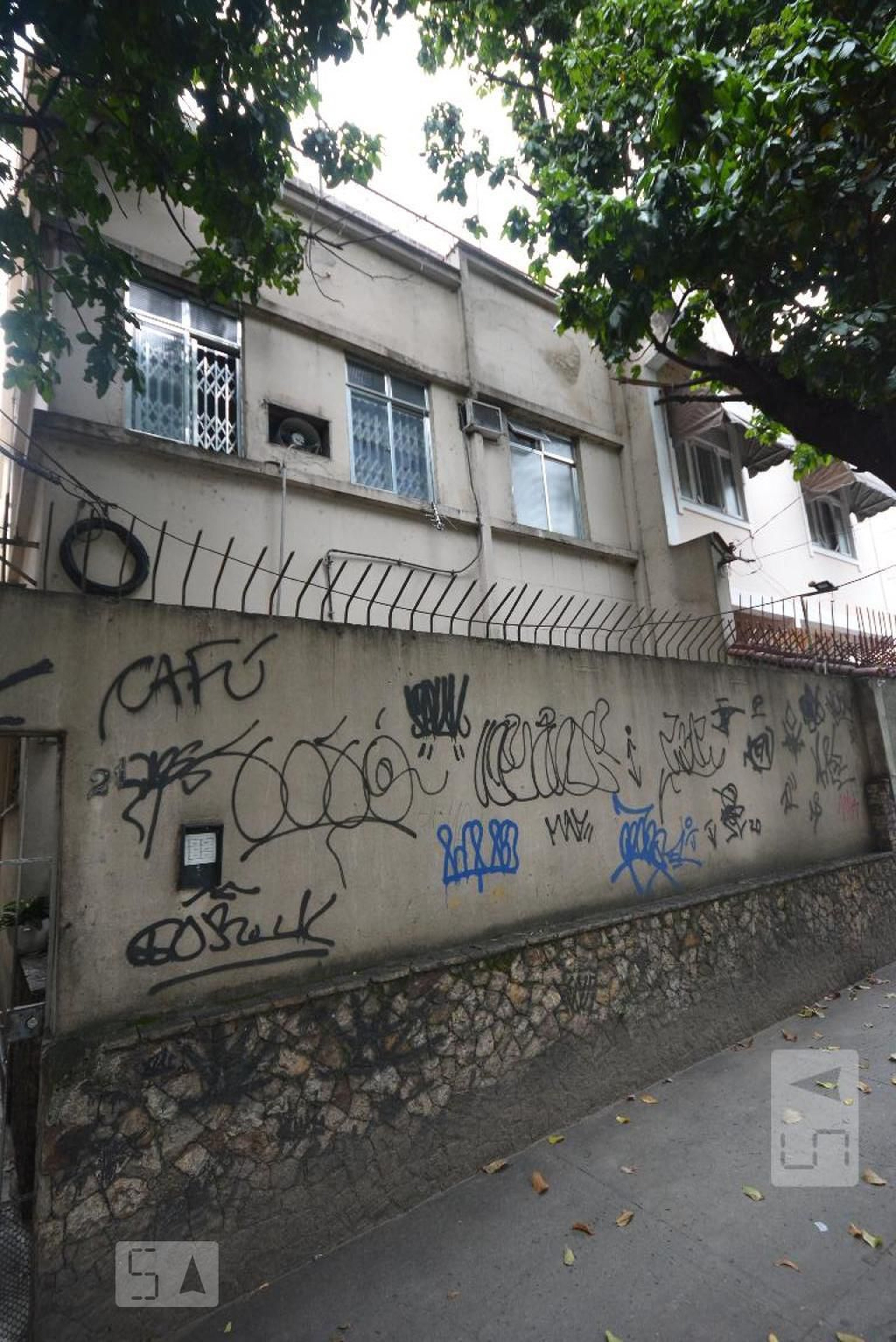 Fachada Condomínio em Rua Pinheiro Guimarães, 21