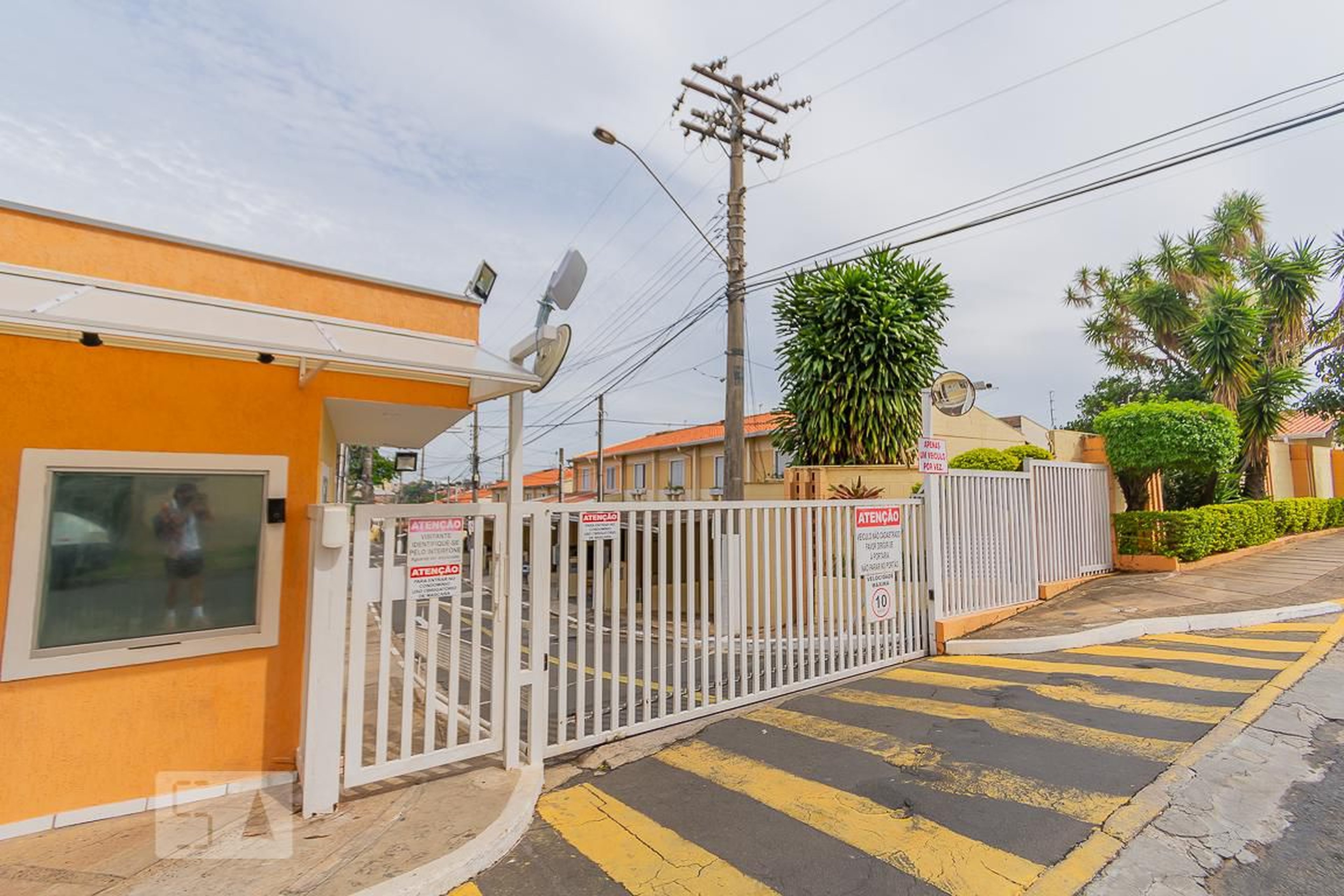 Fachada do Condomínio Condomínio em Rua Descampado, 545