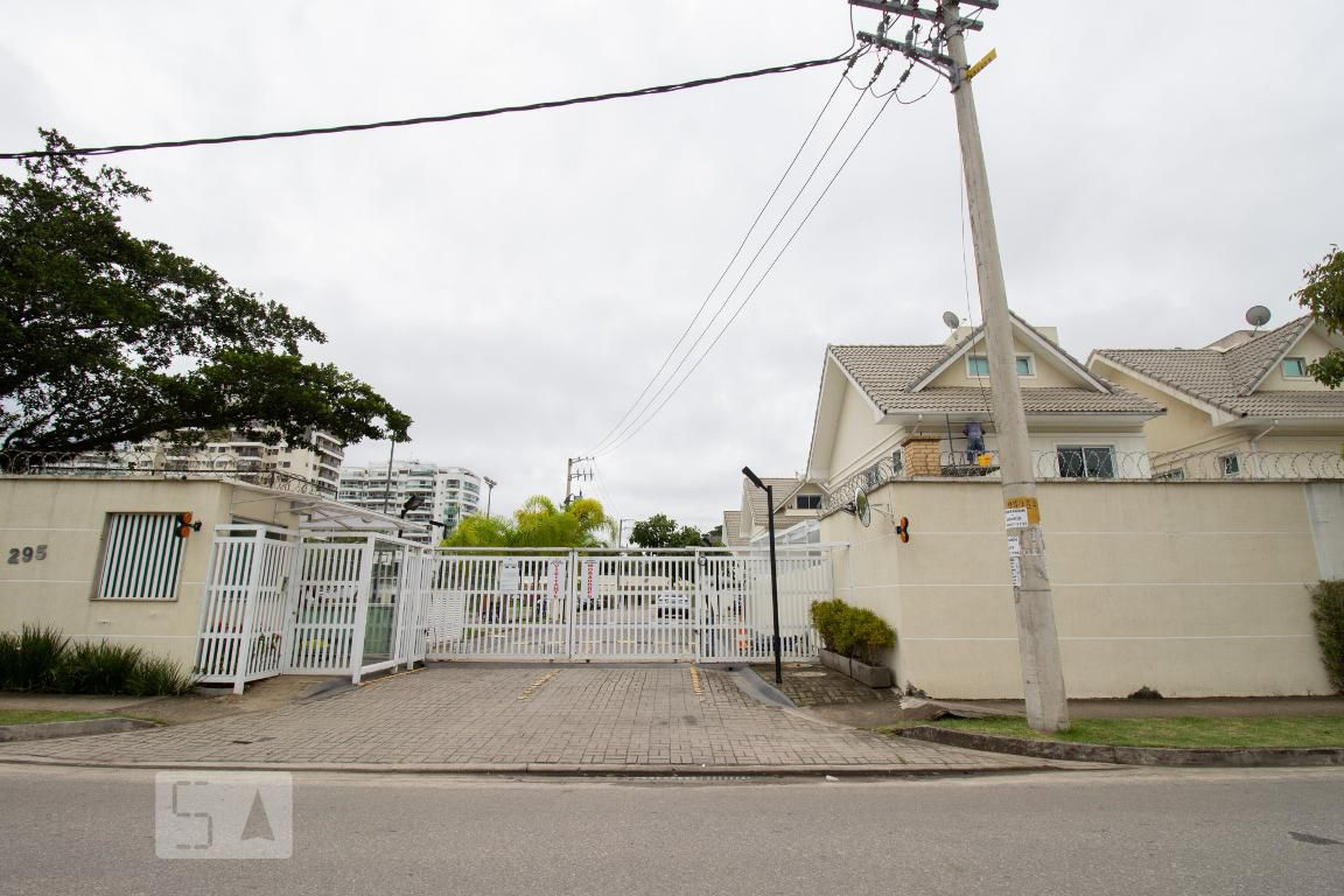 Fachada do Condomínio Condomínio Sunrise House Garden