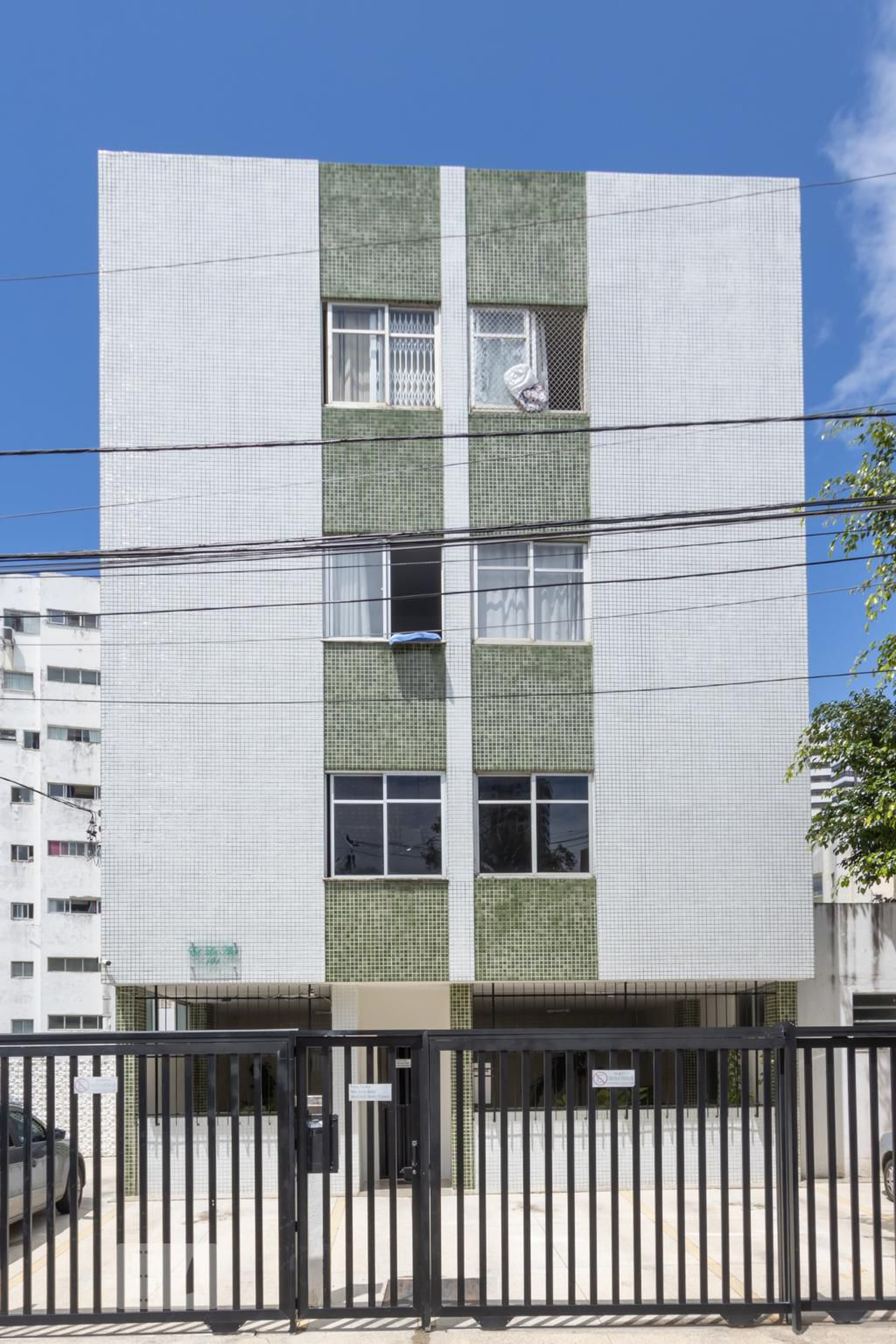 Fachada Condomínio em Rua Desembargador Ezequiel Pondé, 191