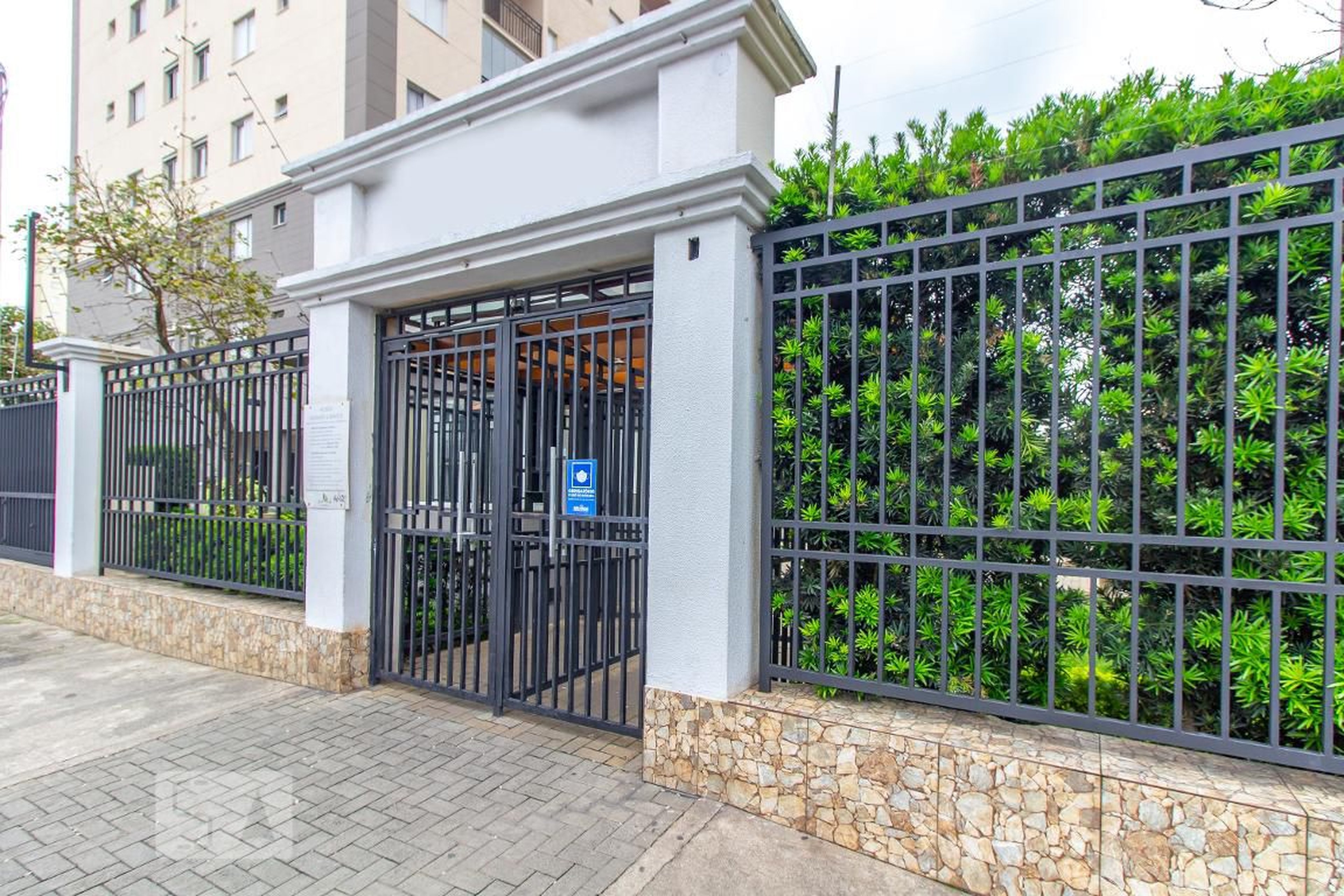 Fachada Condomínio em Rua Padre Adelino, 288