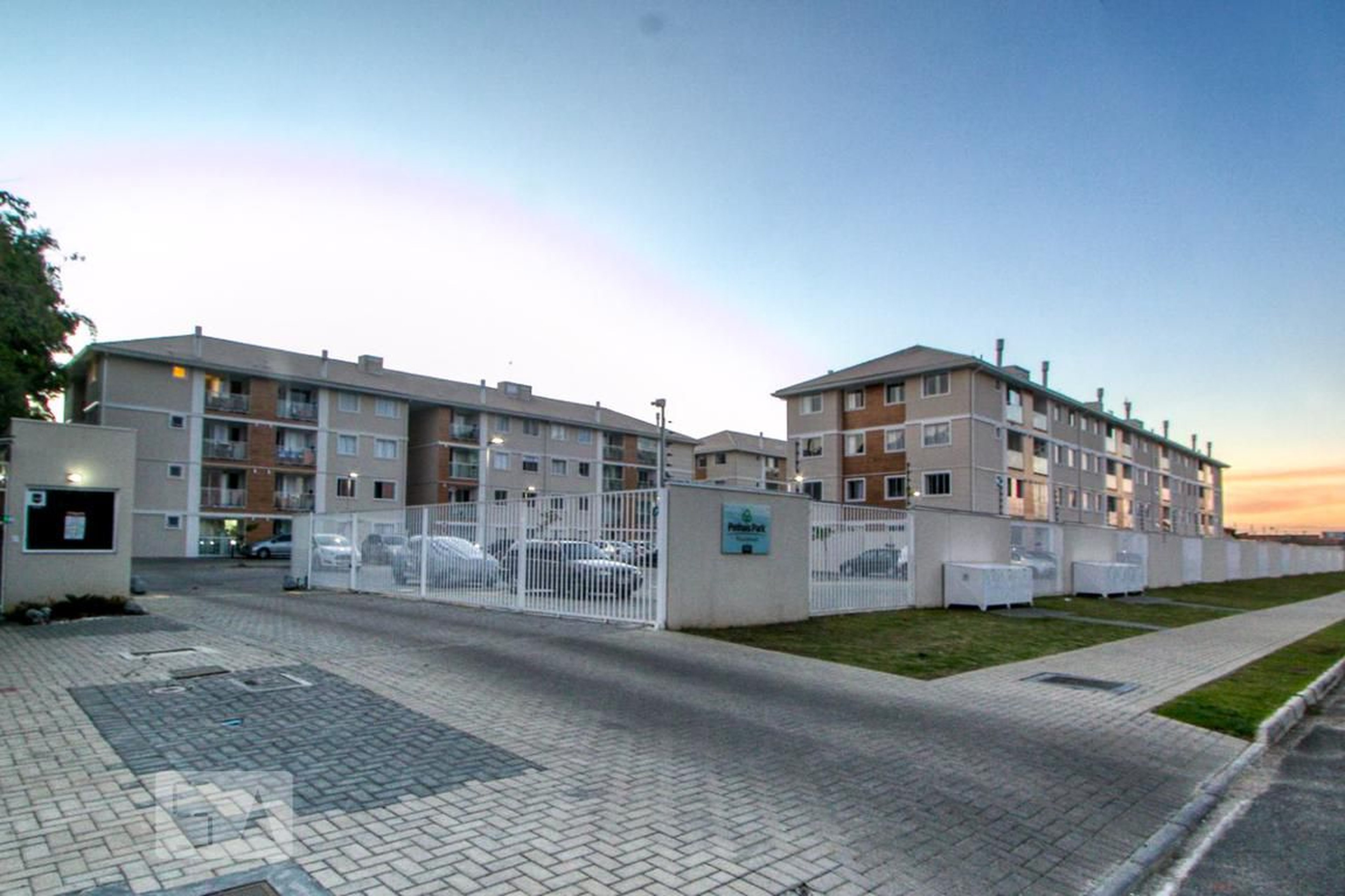 Fachada do Condomínio Condomínio Pinhais Park Residence