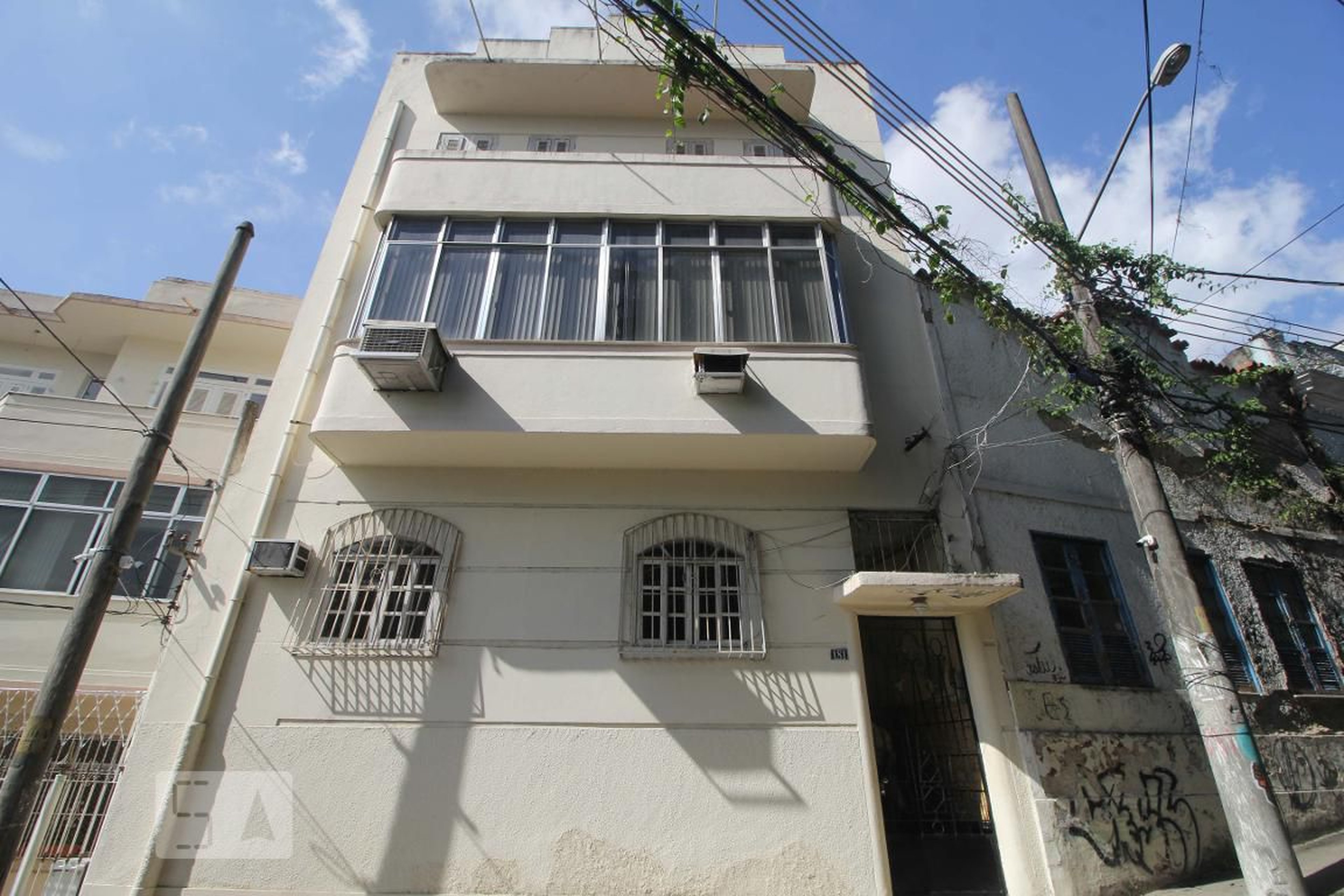 Fachada Condomínio em Rua Hermenegildo de Barros, 181