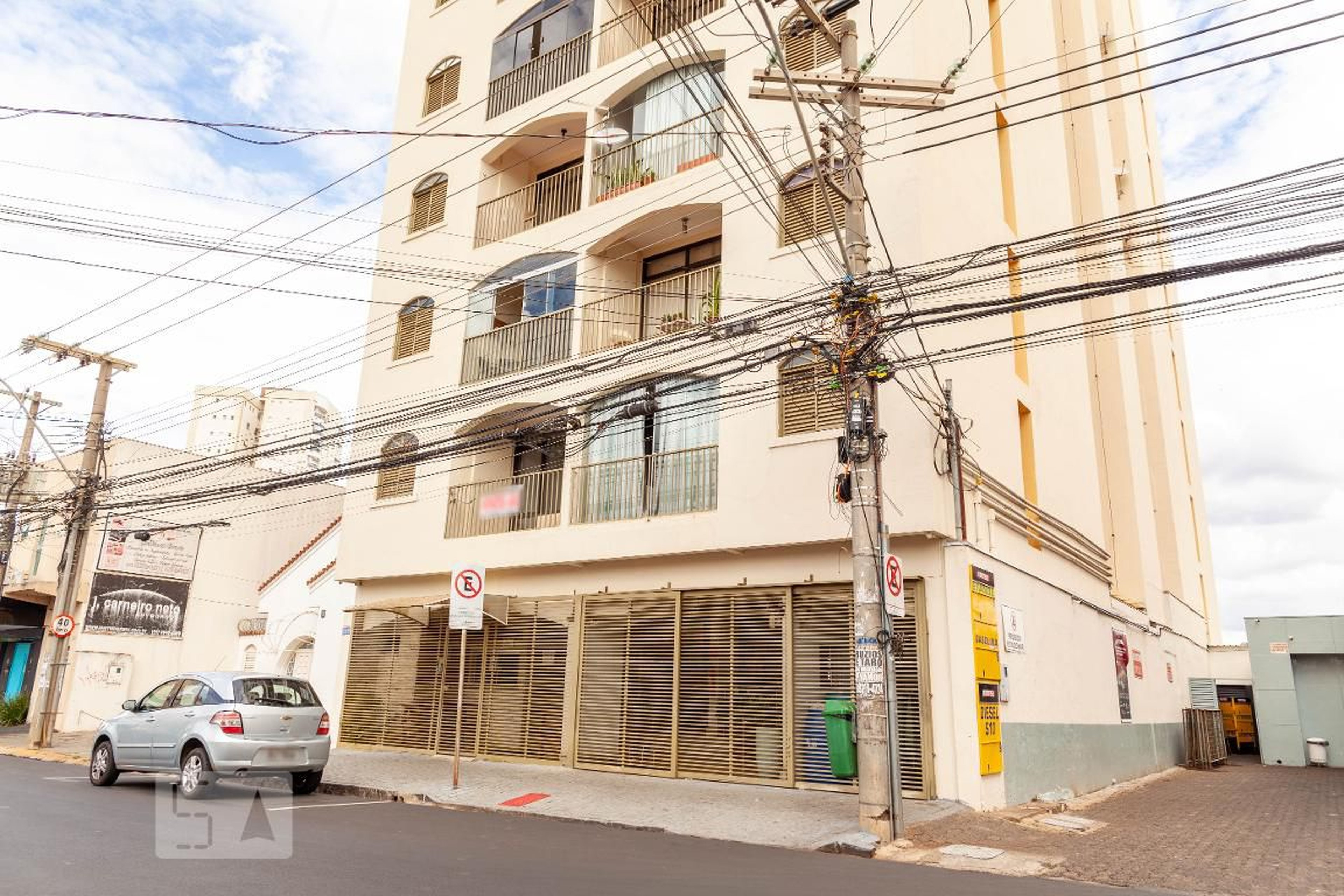 Fachada Condomínio em Rua Professor Pedro Bernardo, 156