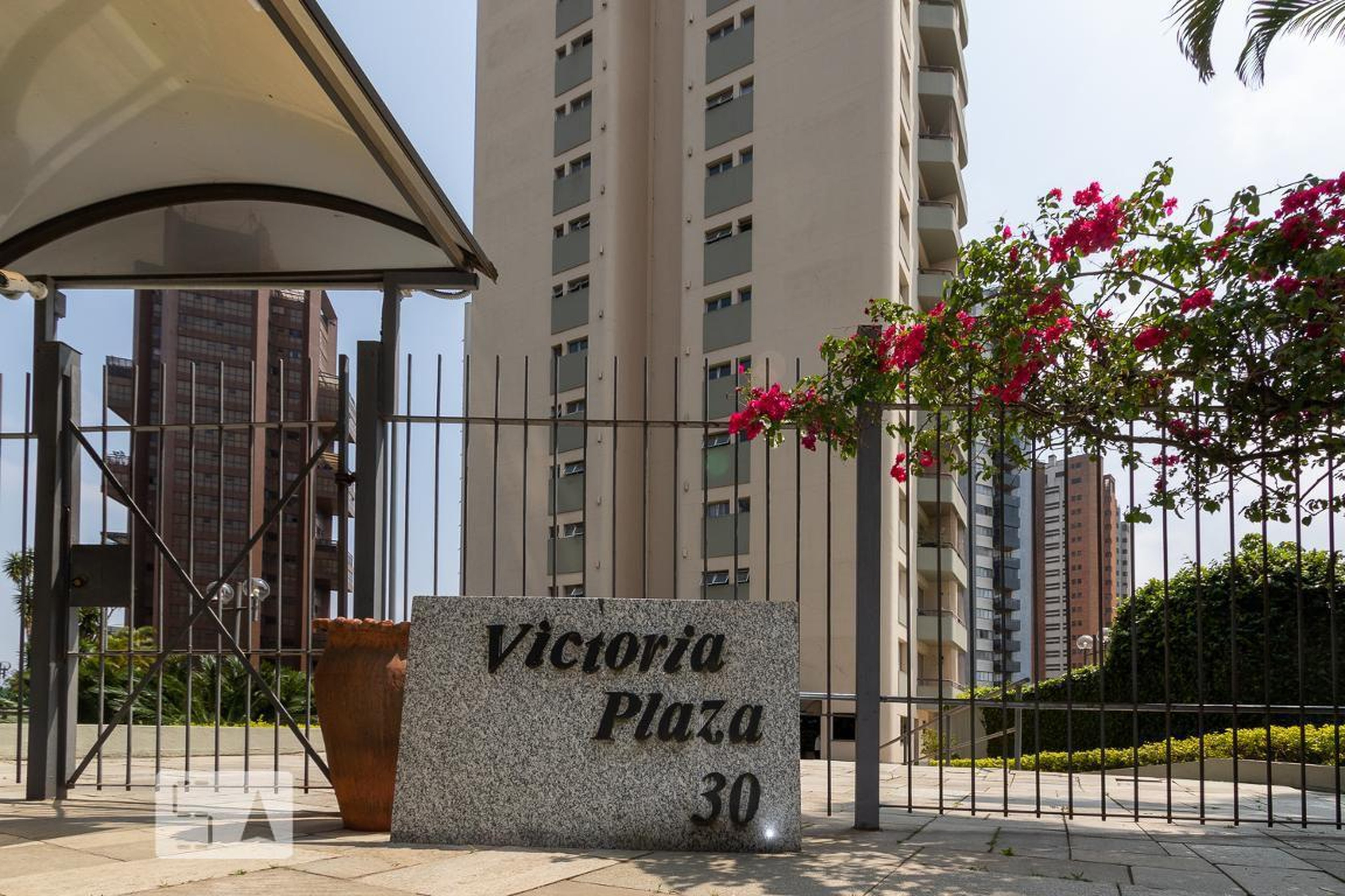 Fachada do Condomínio Condomínio Victória Plaza
