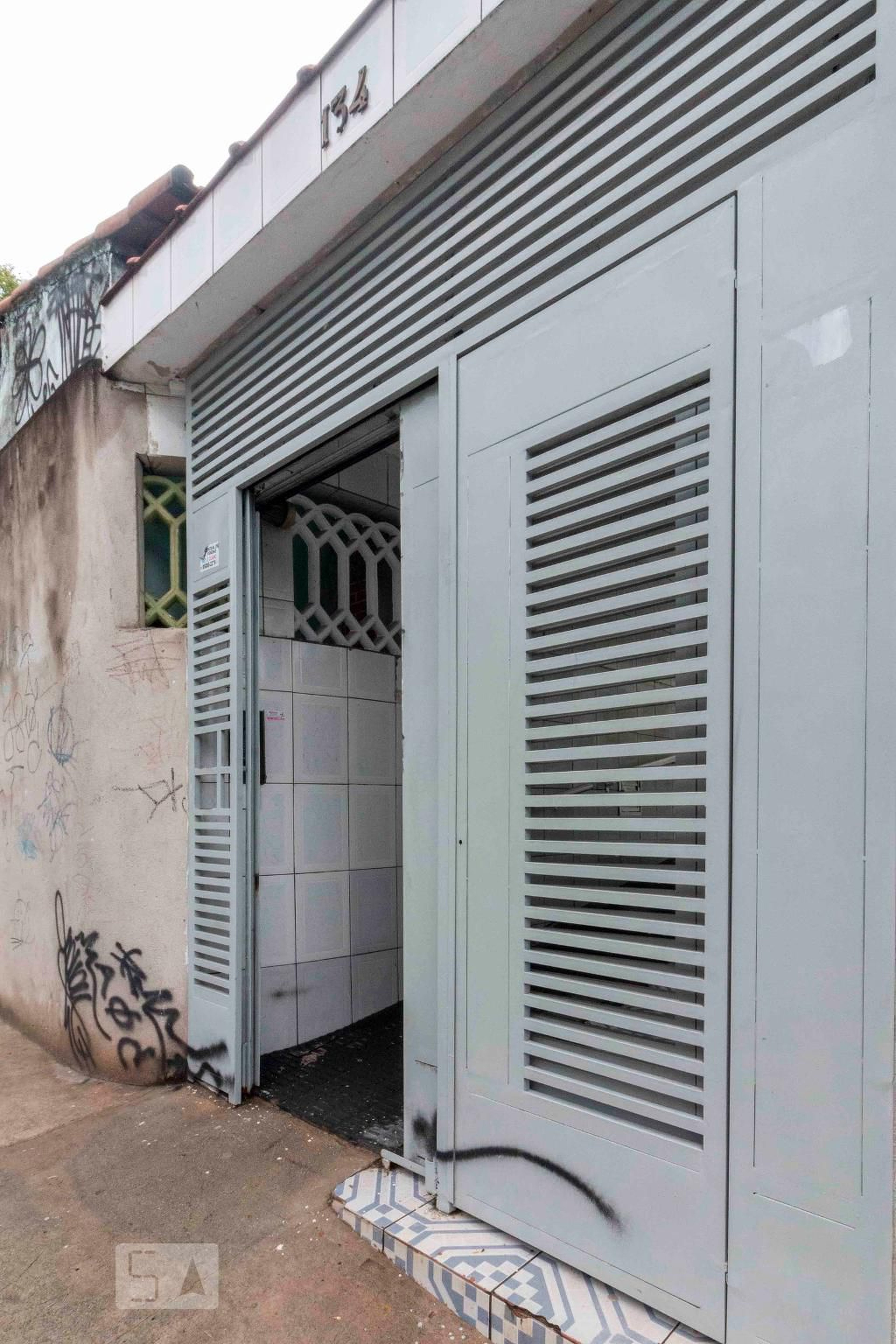 Fachada Condomínio em Rua Daniel Mongolo, 134