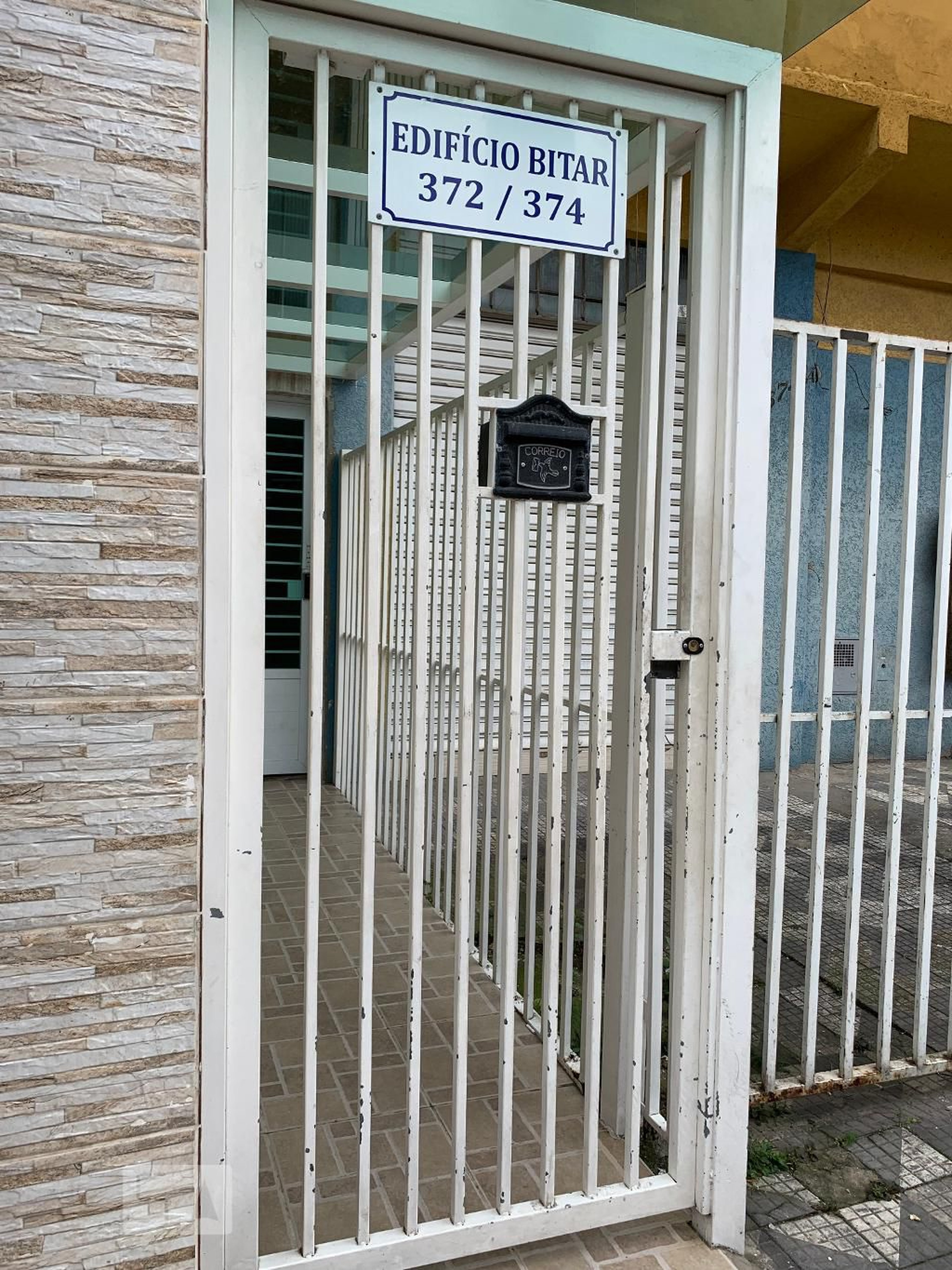 Fachada Condomínio em R. Francisco Alves Bezerra, 374