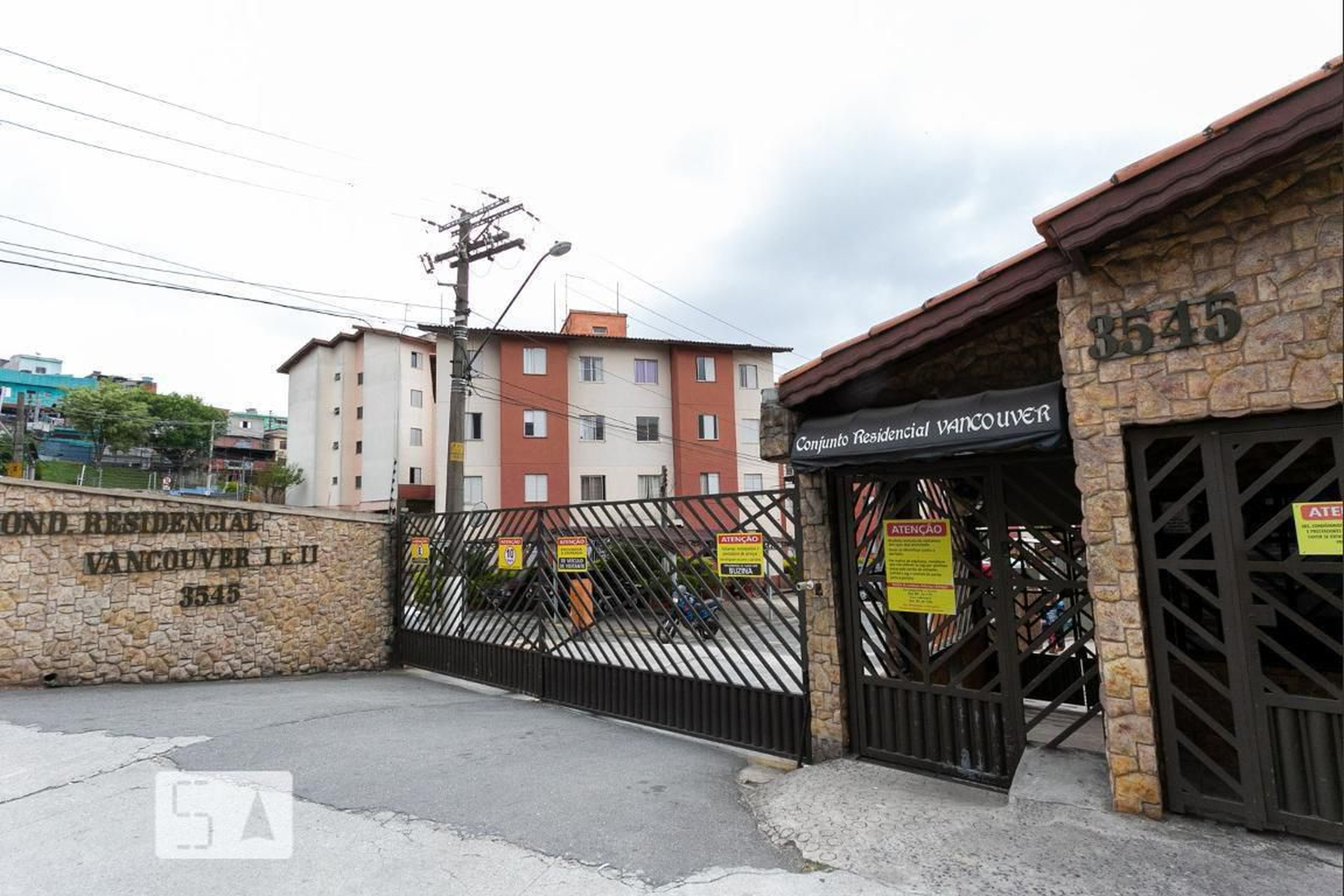 Fachada do Condomínio Condomínio em Rua dos Vianas, 345