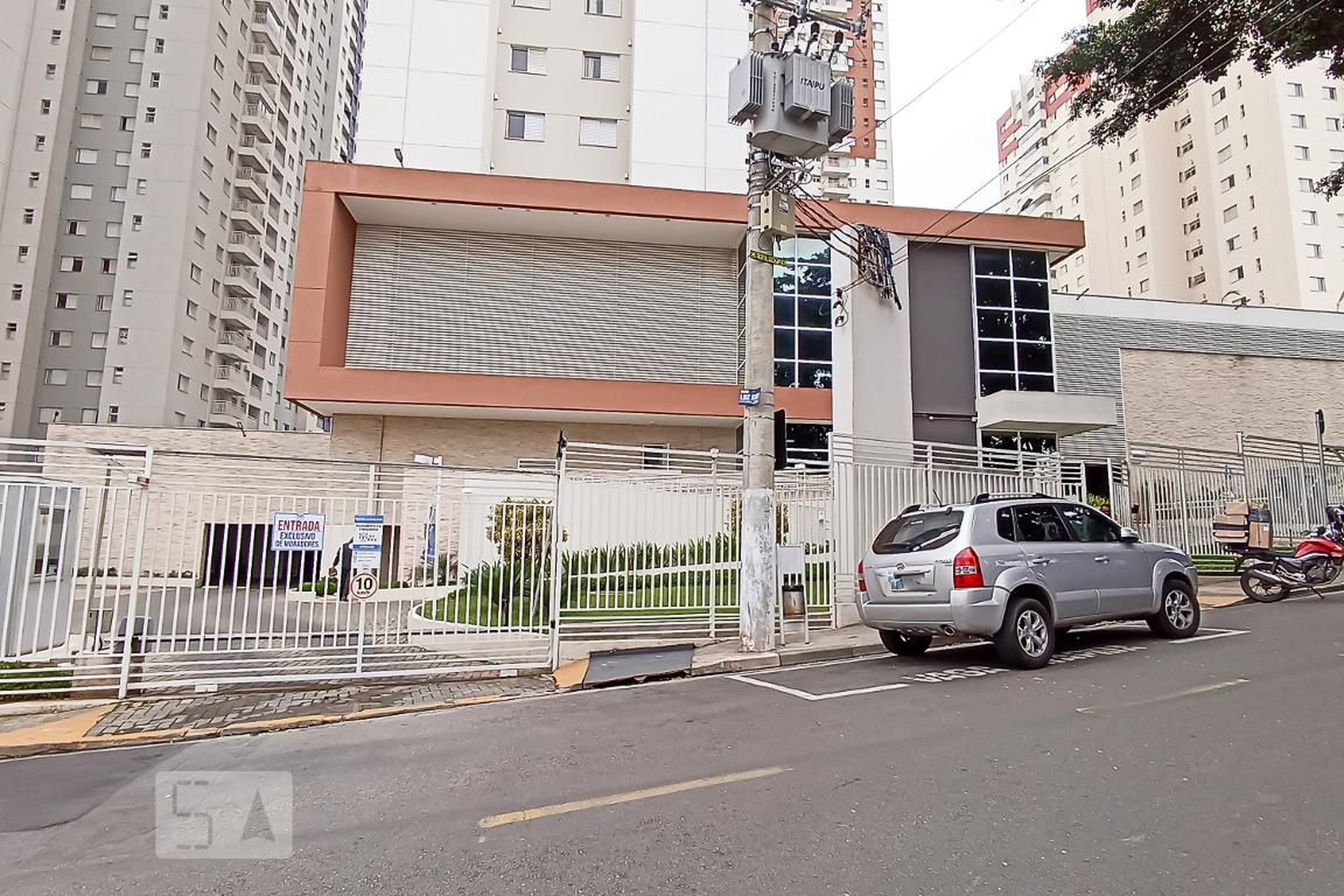 Fachada do condomínio Condomínio Essencialle Home Club