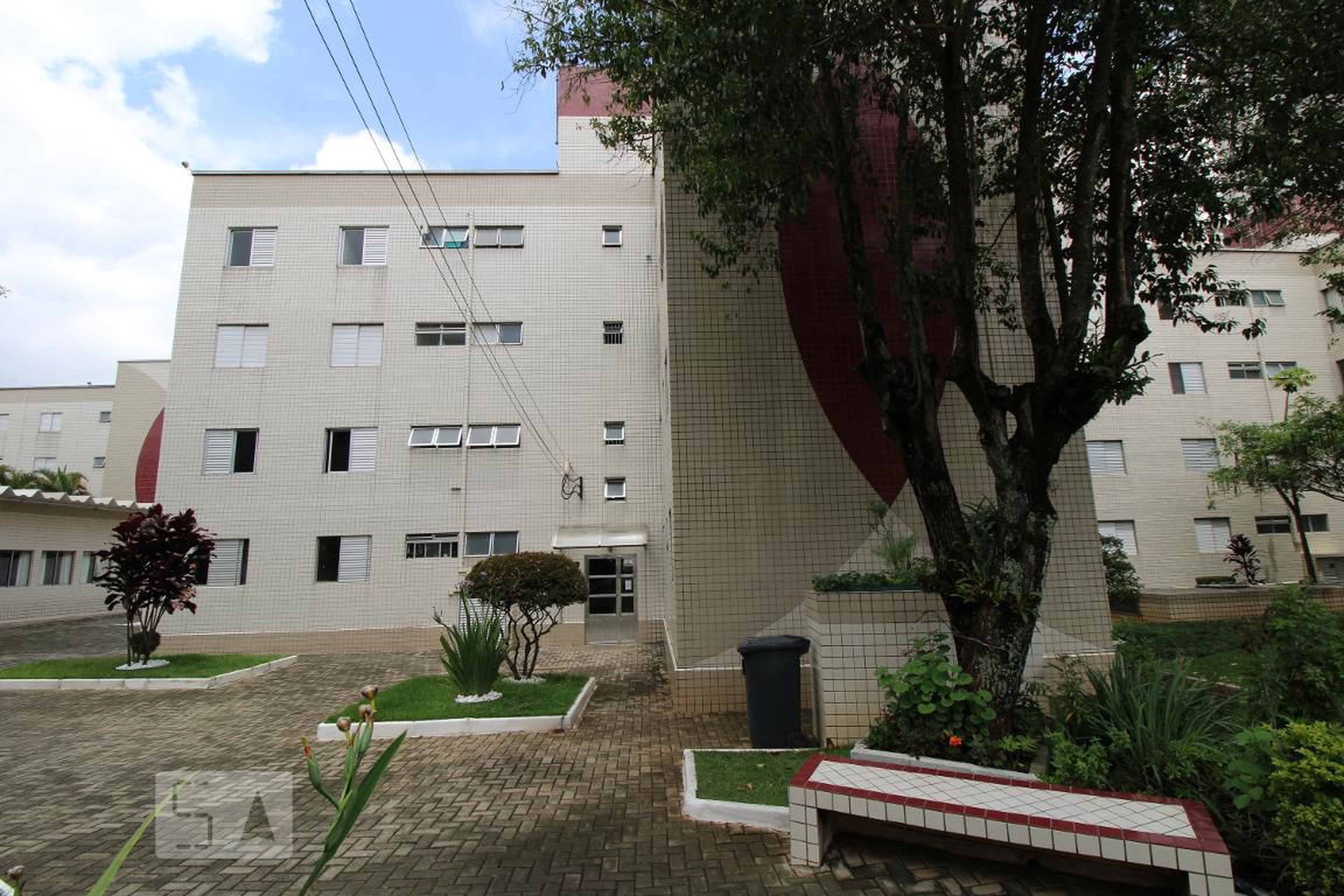 Fachada Condomínio em Rua Adele Biazón Polisel, 55