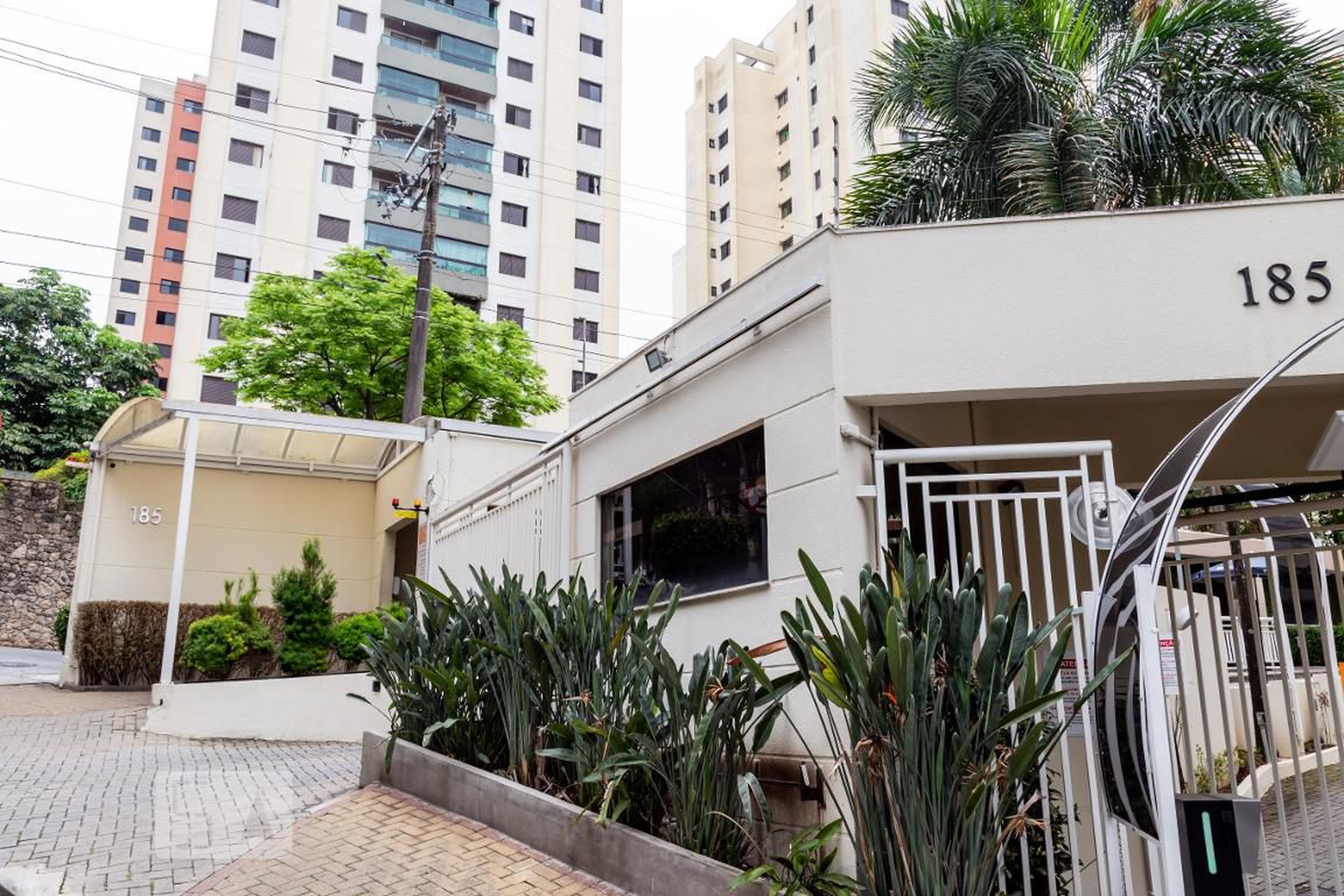 Fachada do Condomínio Condomínio em Rua Comendador Yamamoto, 185