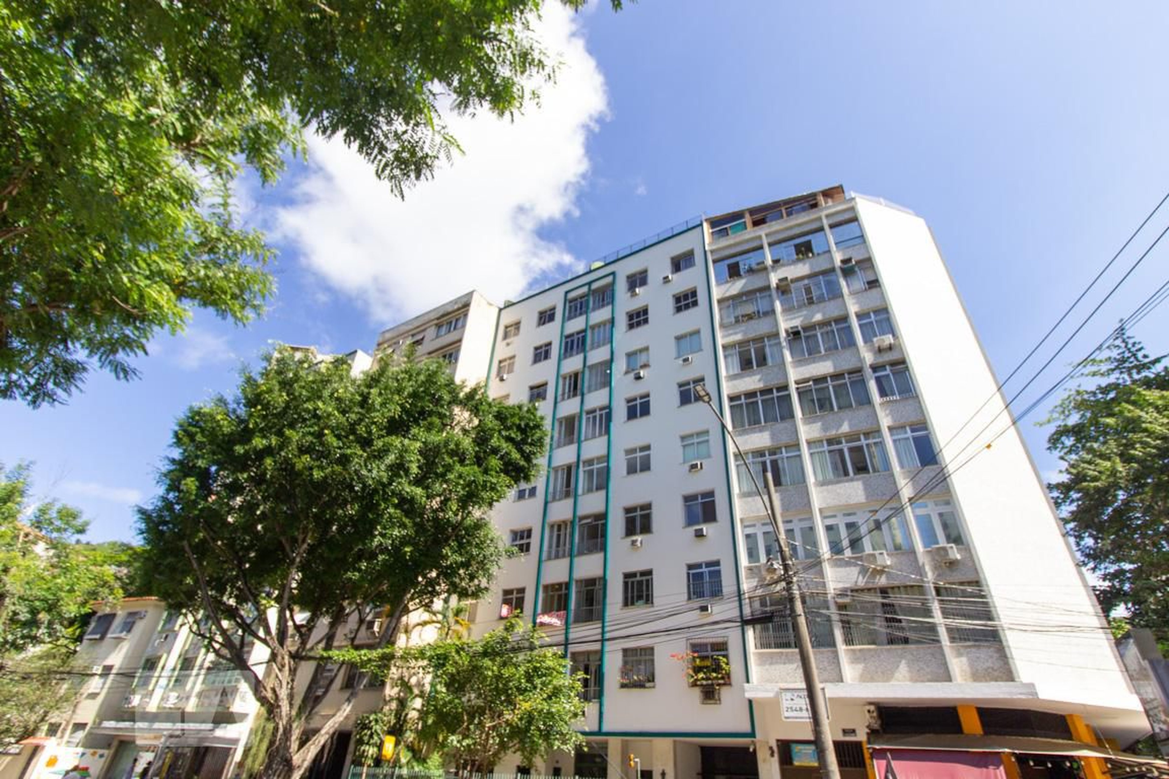 Fachada Condomínio em Rua das Laranjeiras, 481