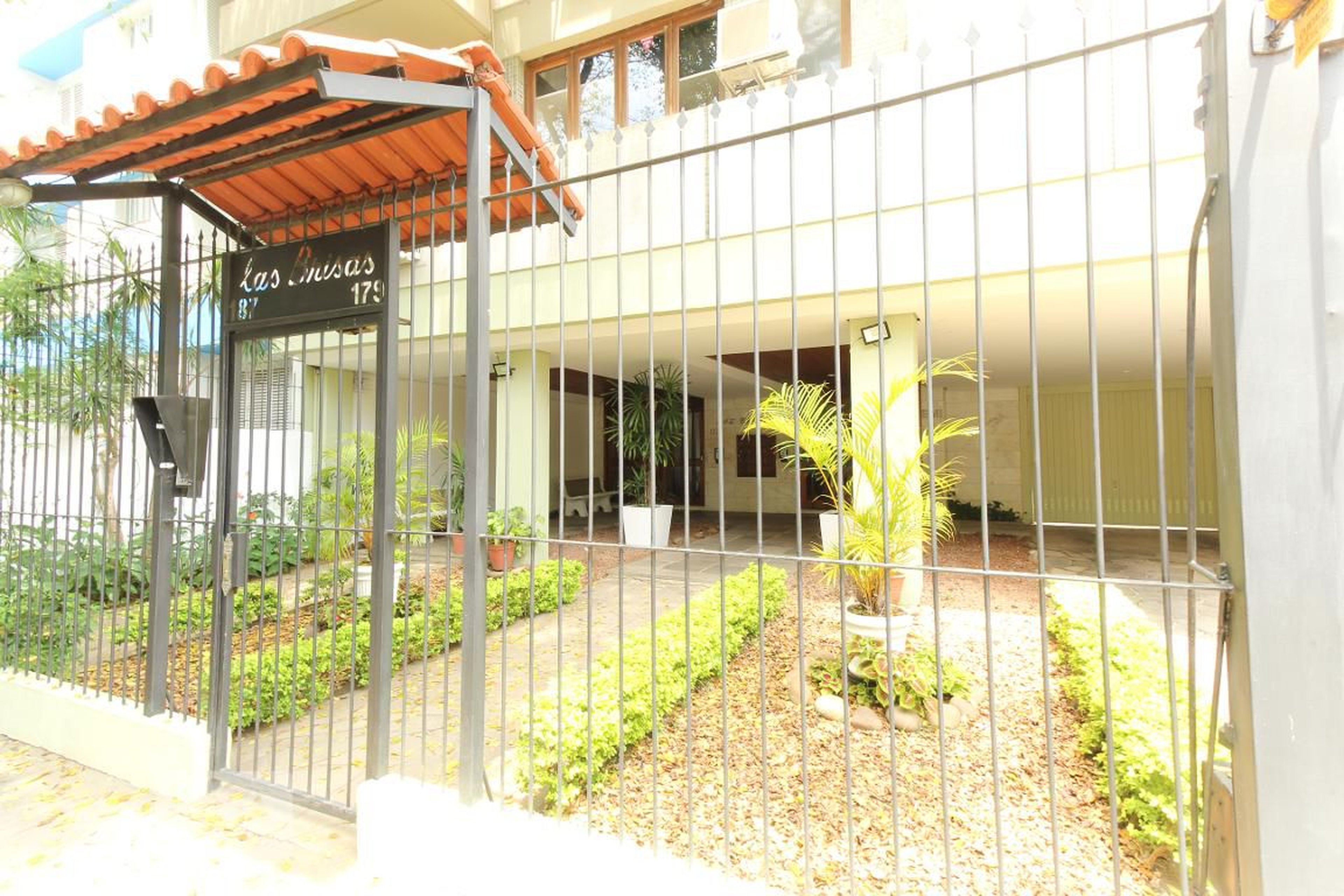 Fachada Condomínio em Rua Vieira de Castro, 187