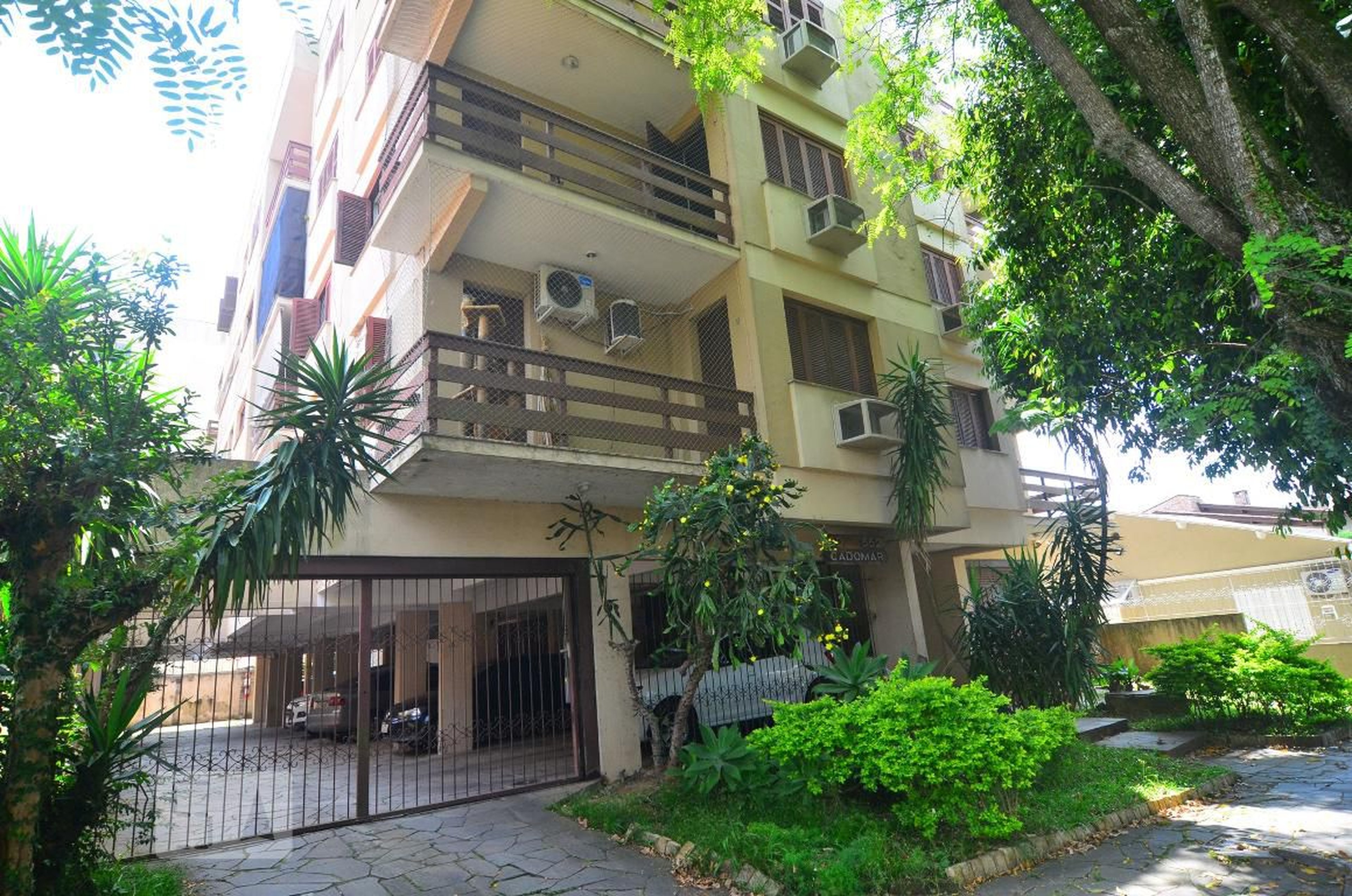 Fachada do Condomínio Edifício Cadomar