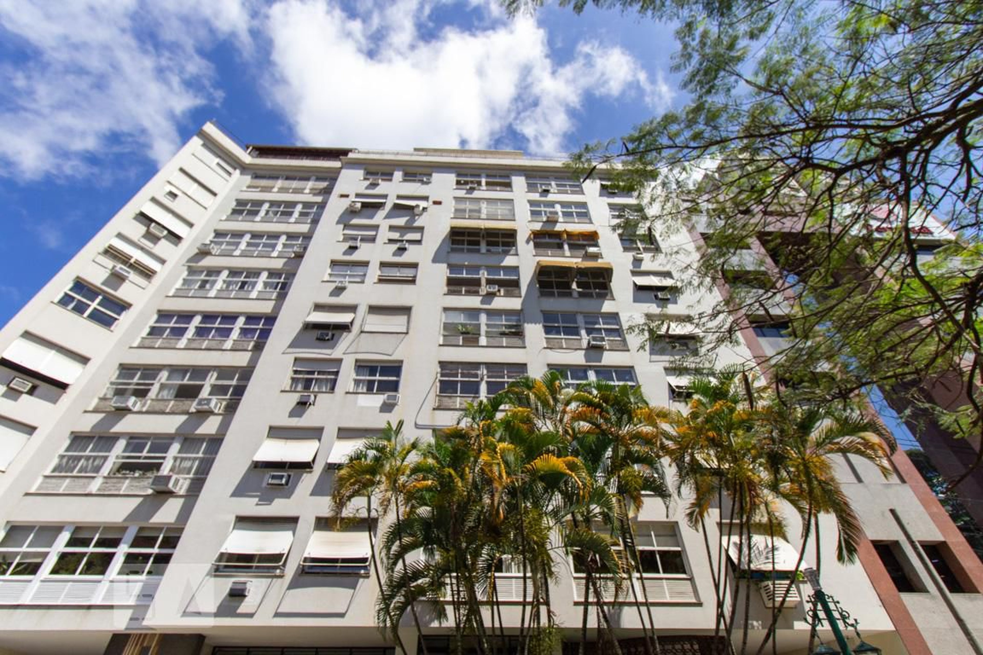 Fachada Condomínio em Rua das Laranjeiras, 441