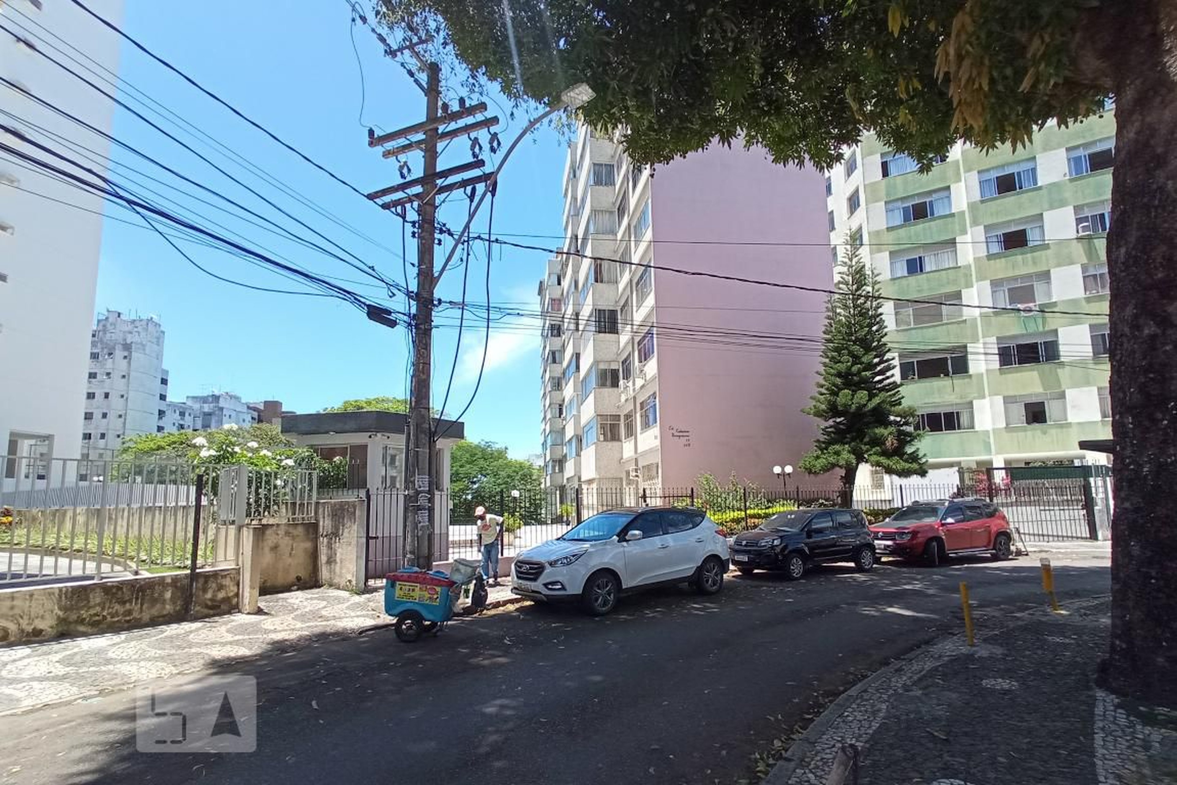 Fachada Condomínio em Rua Teixeira Leal, 145