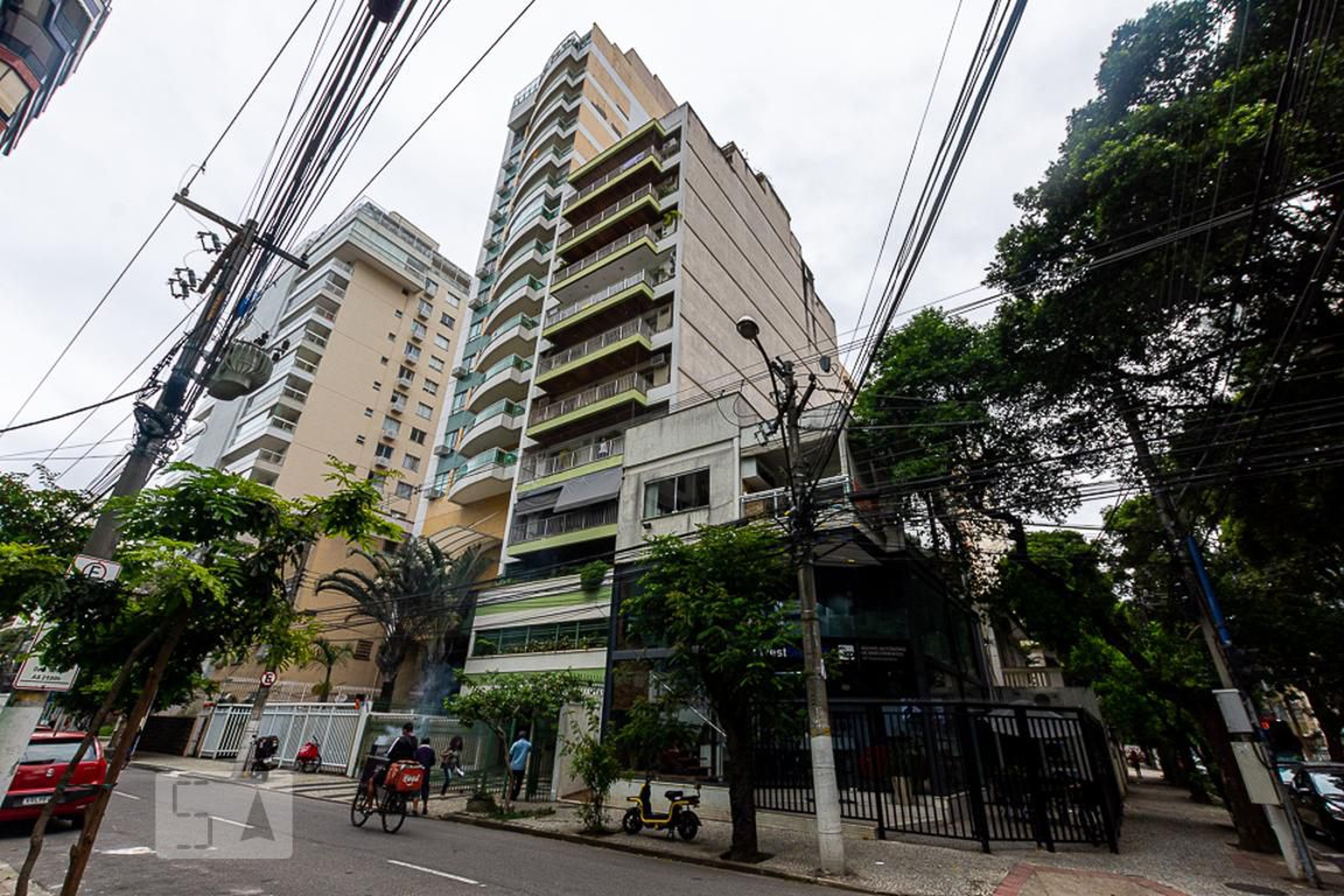 Fachada Condomínio em Rua Lemos Cunha, 226