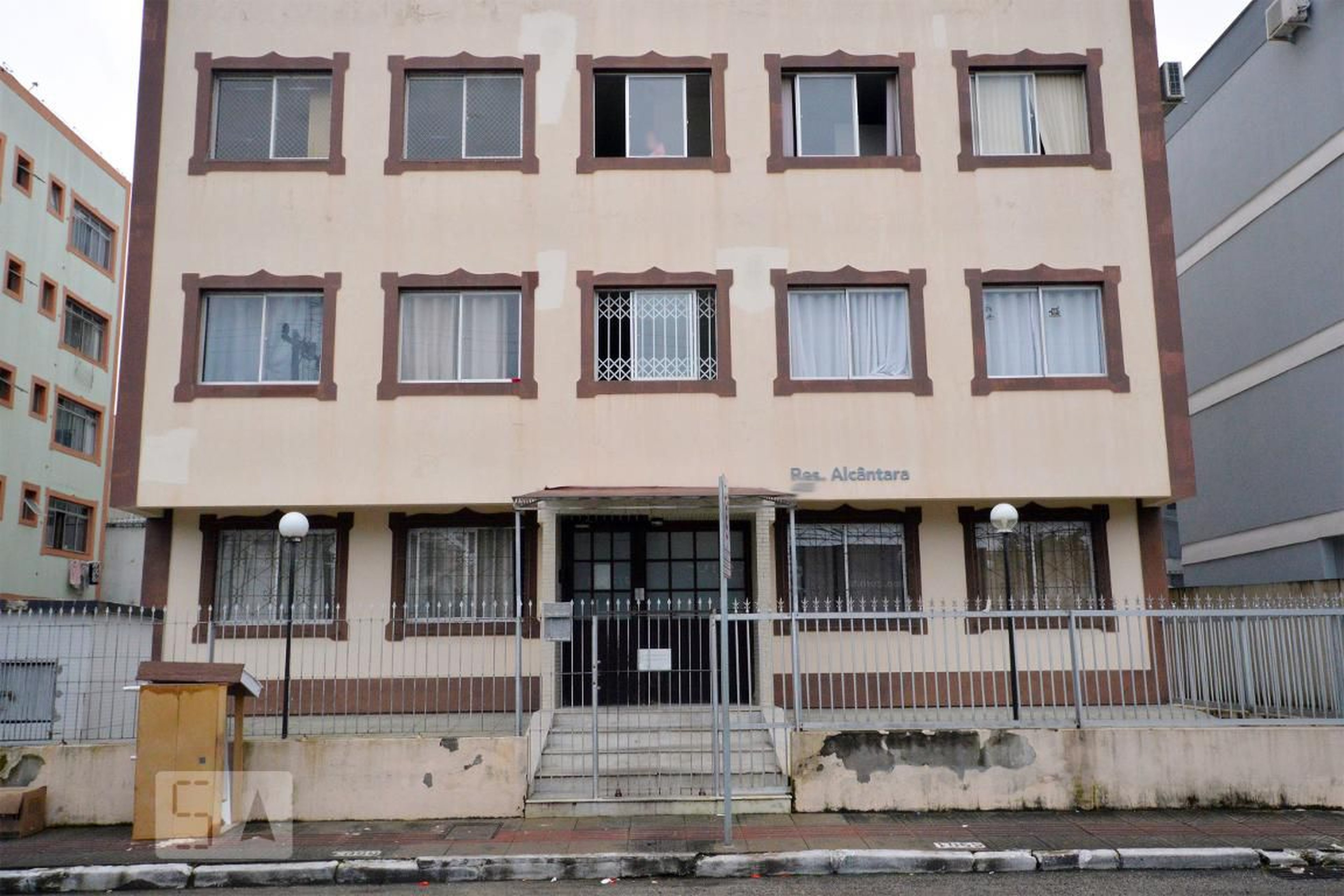 Fachada Condomínio em Rua Koesa, 410