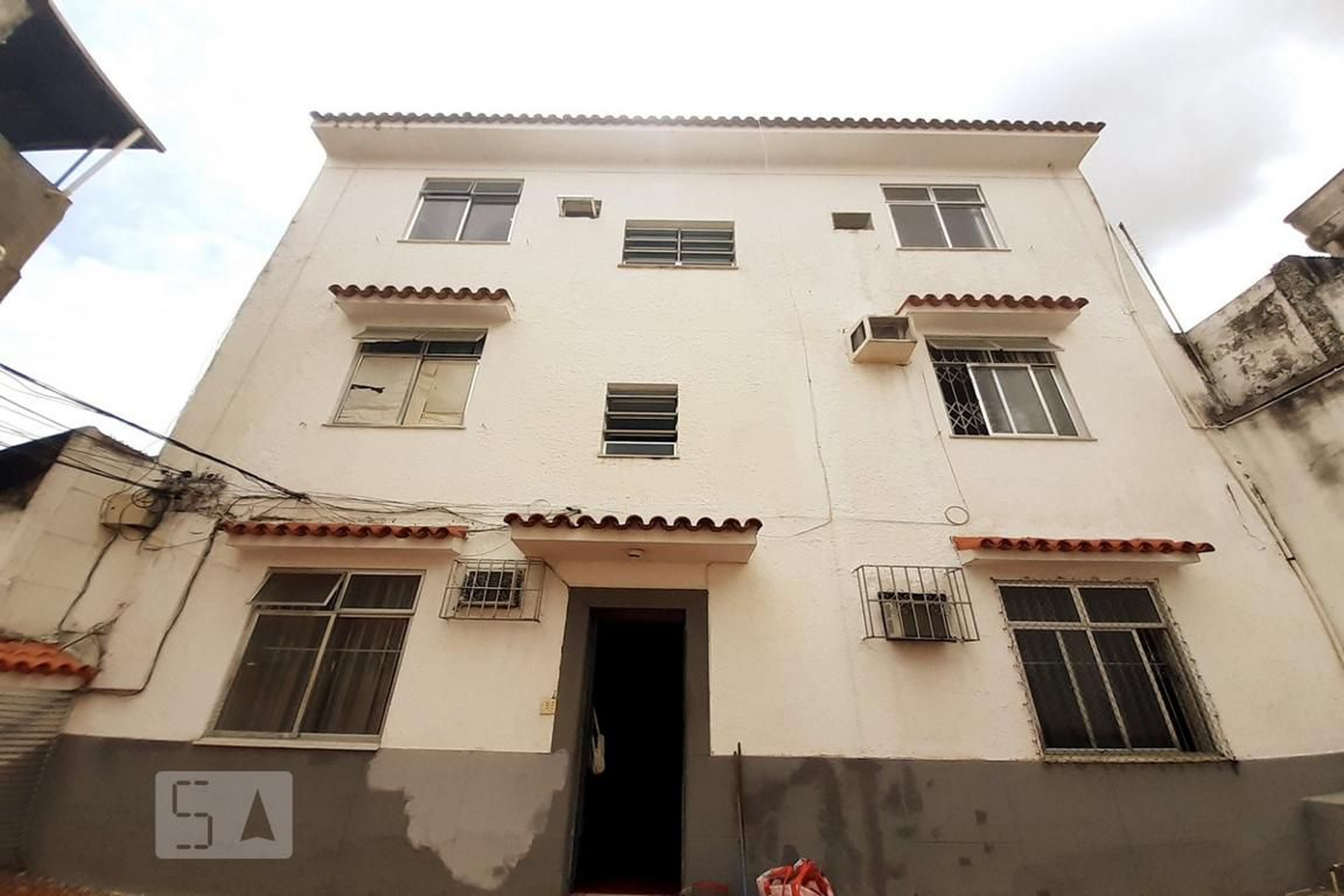Fachada Condomínio em Rua Magalhães Castro, 185