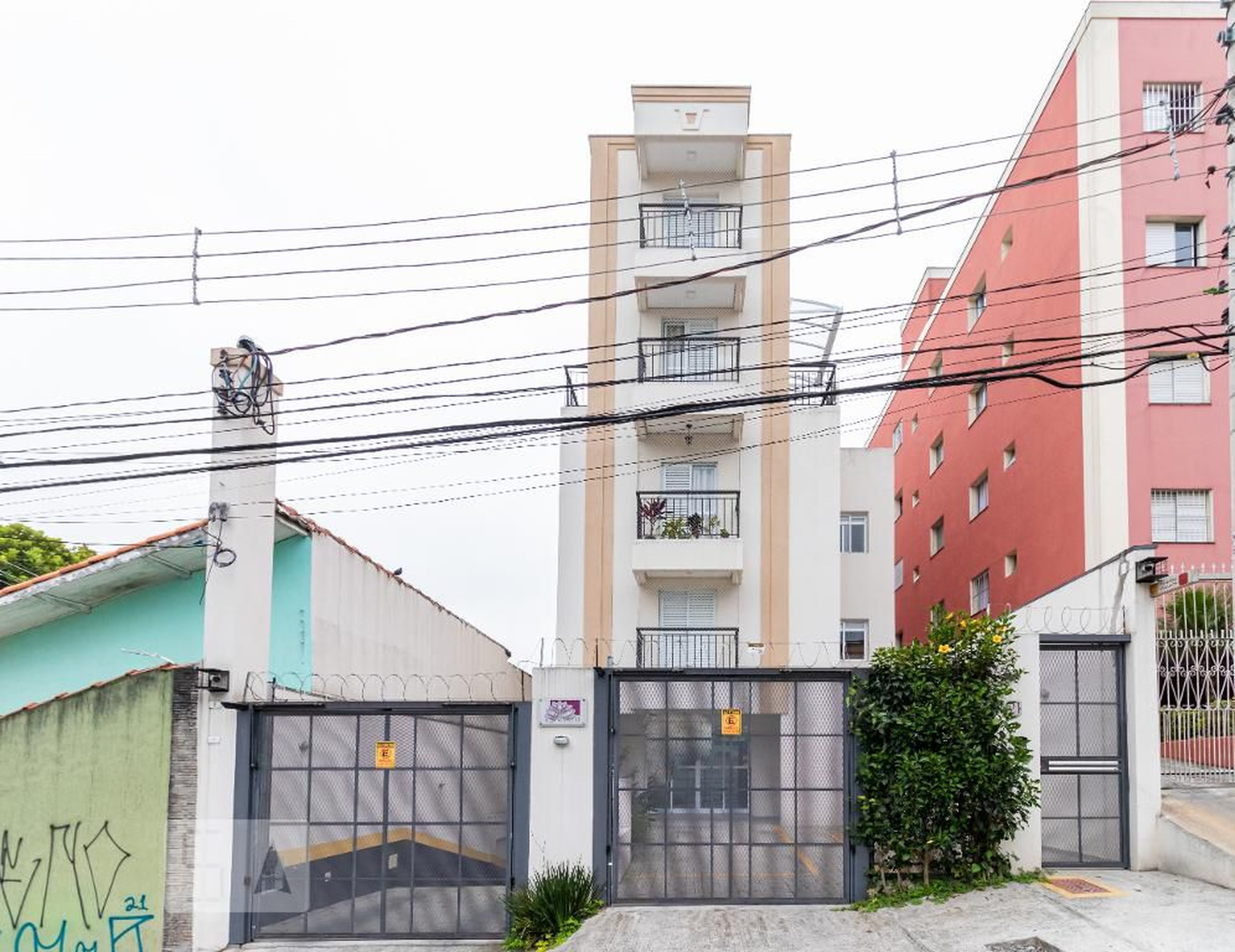 Fachada do Condomínio Condomínio Res Pedreira