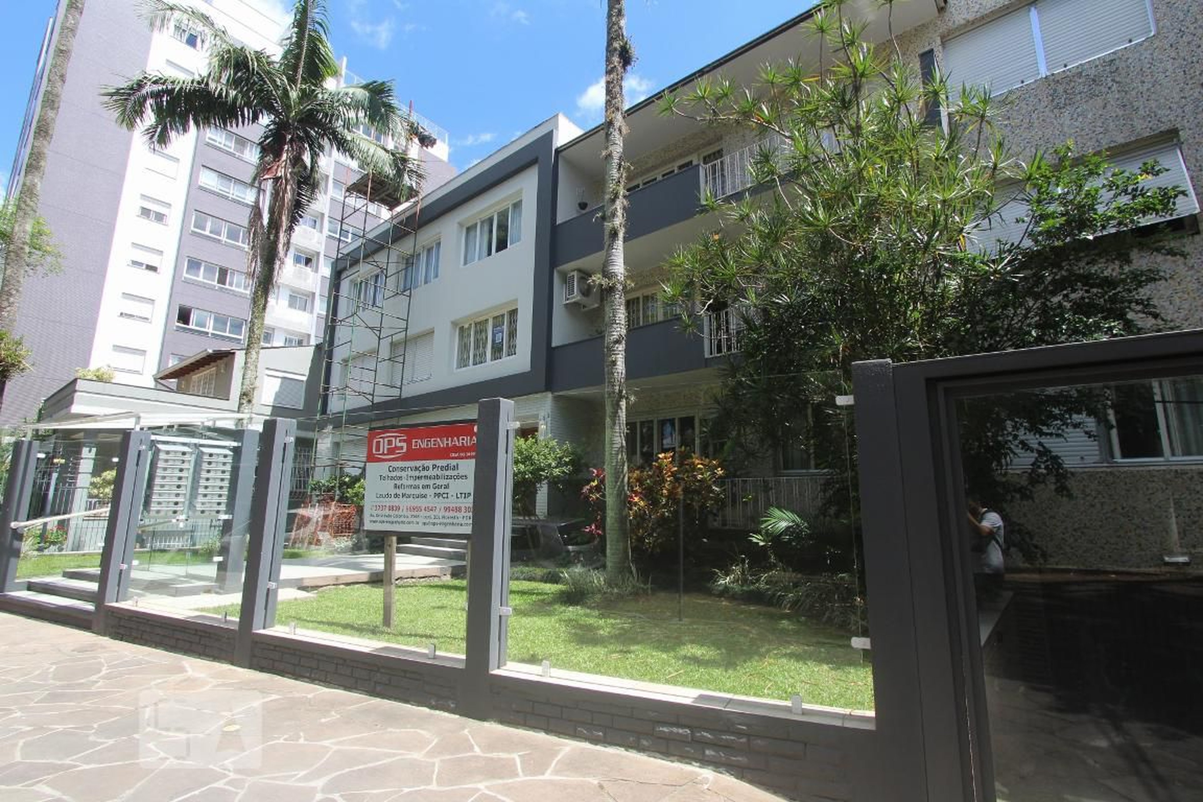 FACHADA Condomínio em Rua Dona Leopoldina, 322