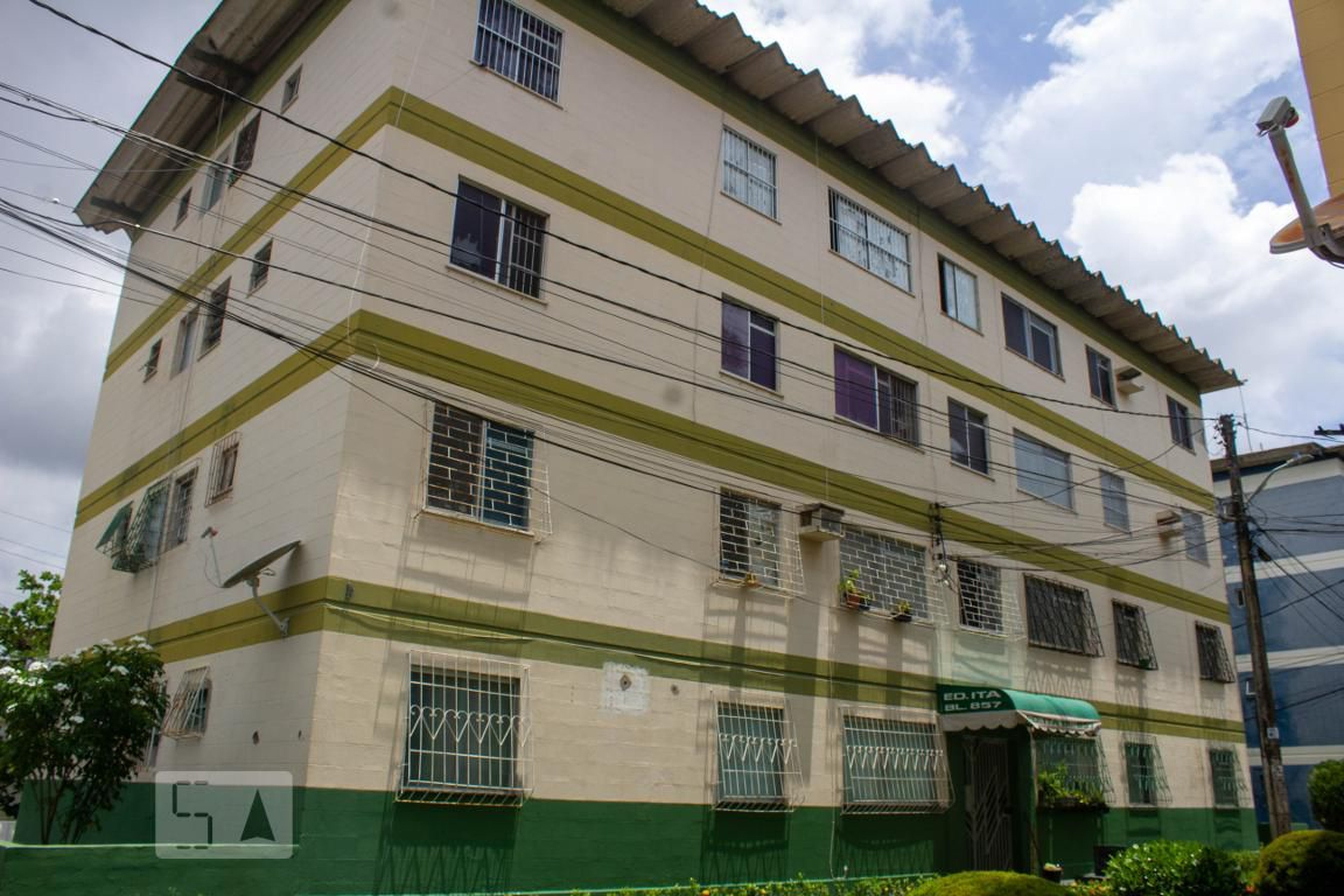 Fachada Condomínio em Rua Aymoré Moreira, 744b