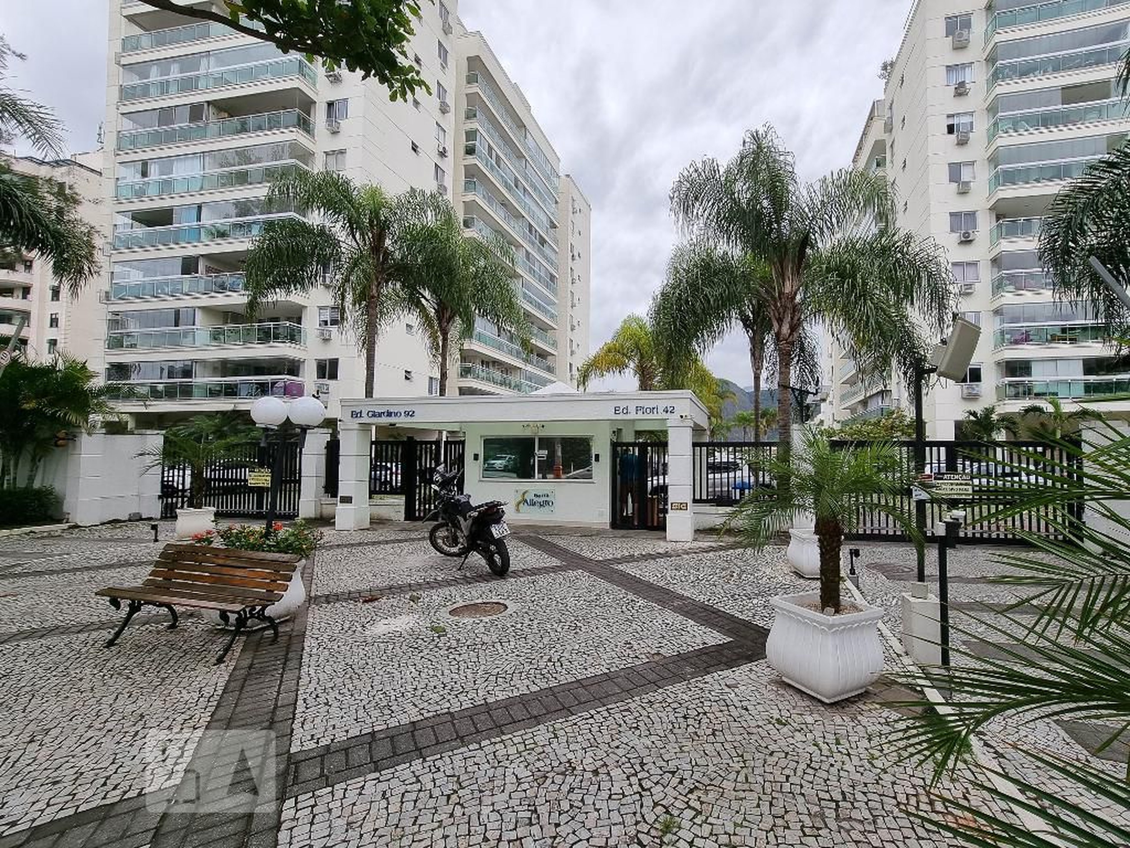 Fachada do condomínio Condomínio Barra Allegroedifício Giardino