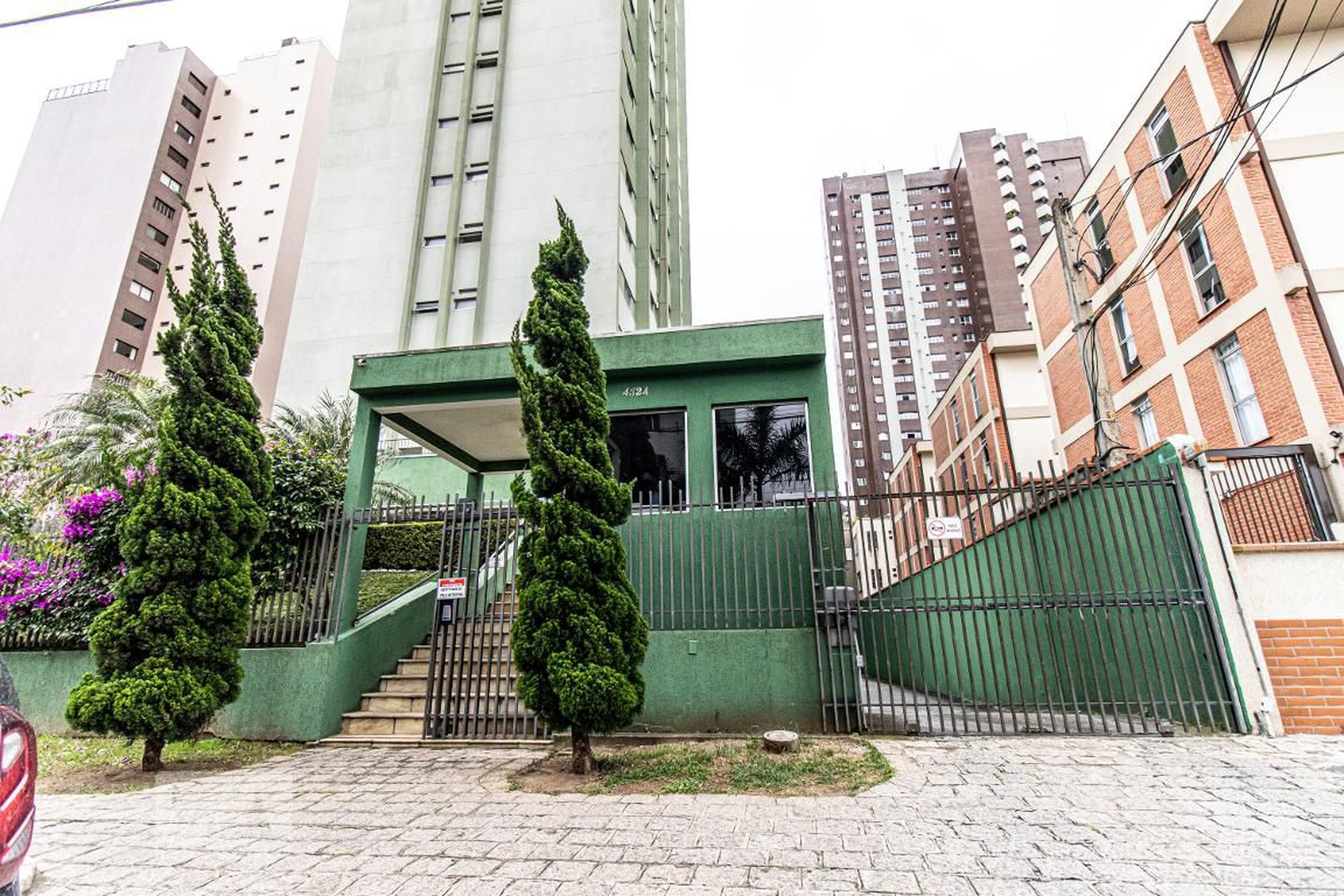 Fachada do Condomínio Condomínio em Rua Brasílio Itiberê, 4324