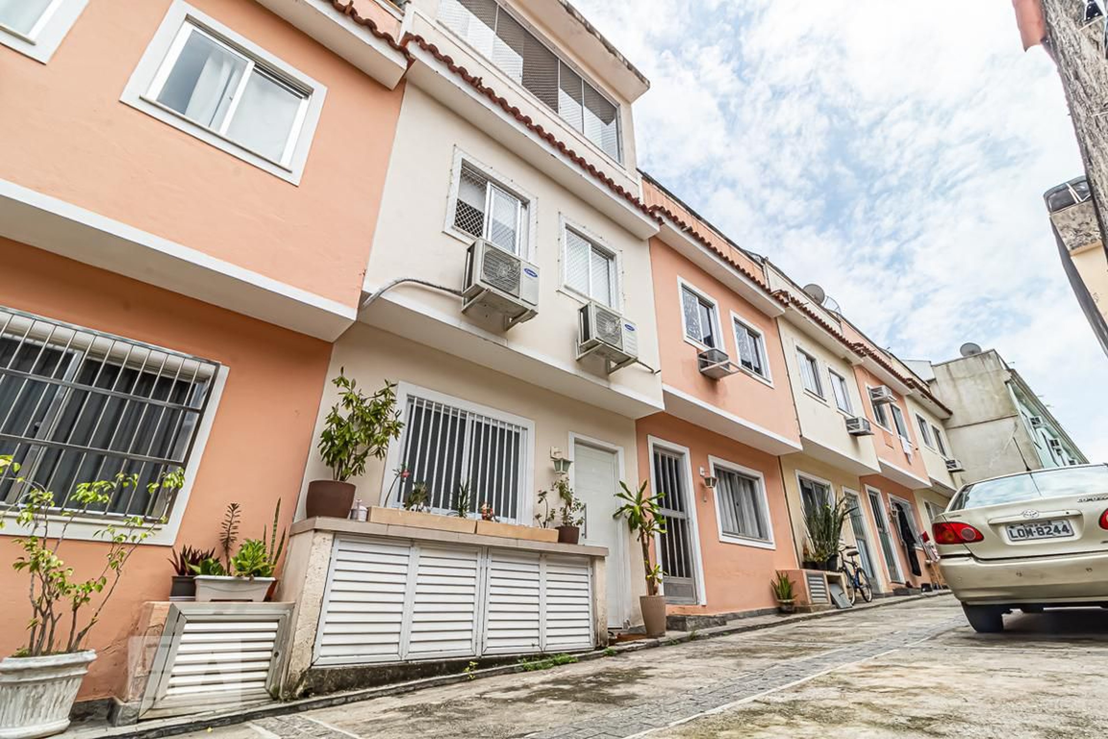 Fachada Condomínio em Rua General Sílvio Pereira da Silva, 53