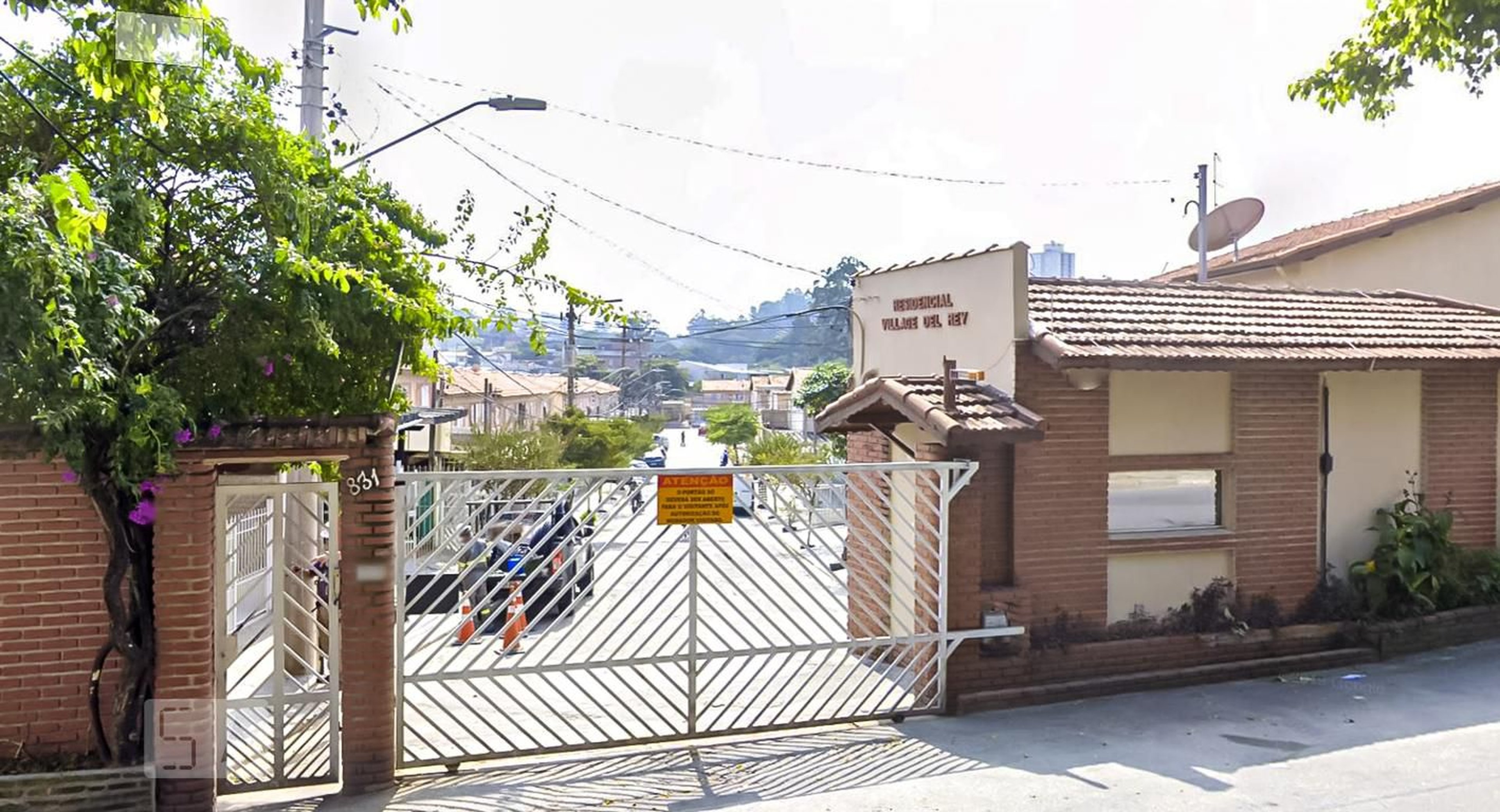 Fachada do Condomínio Edifício Village Del Rey