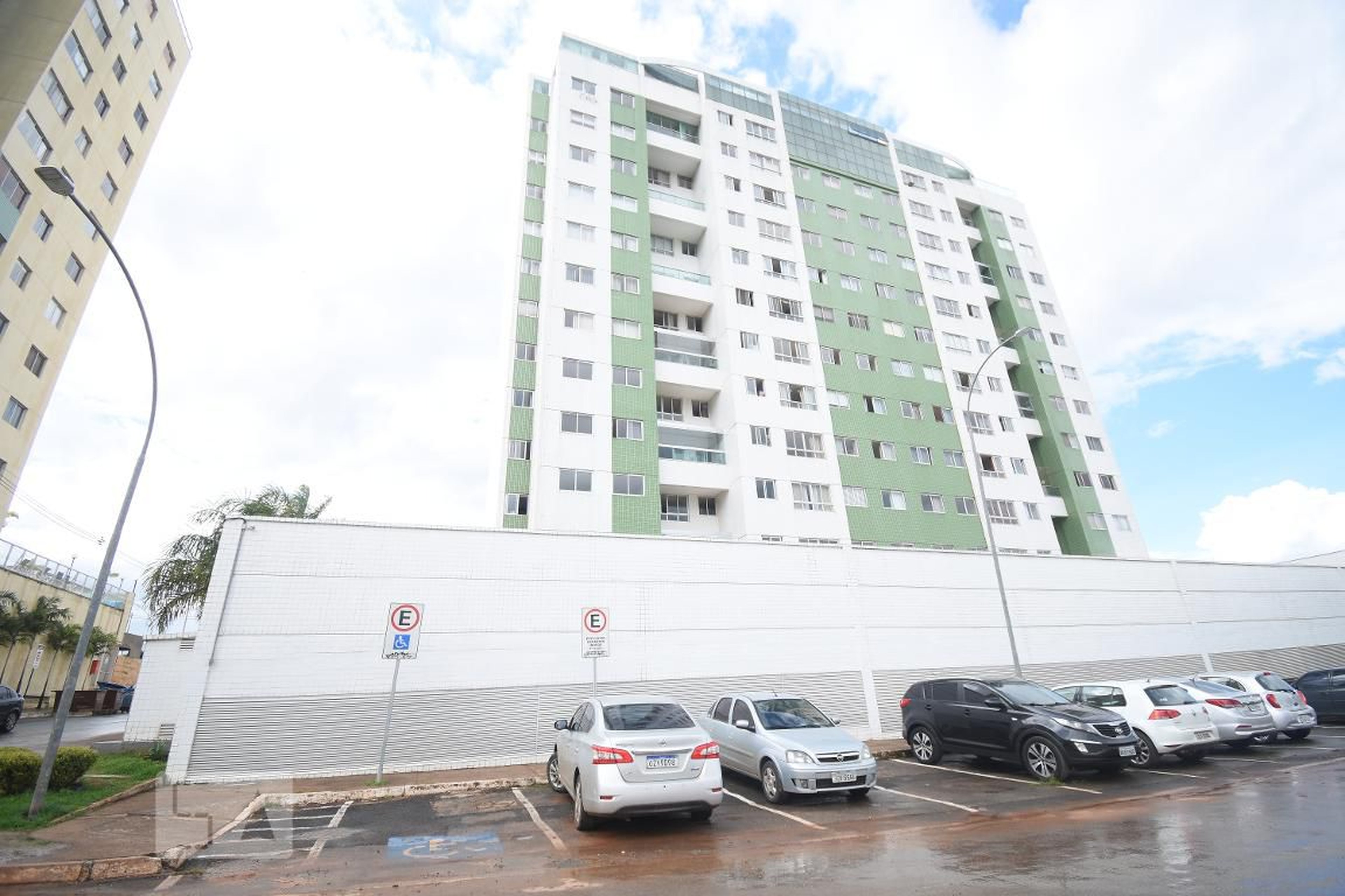 Fachada Condomínio em Alameda dos Eucaliptos Quadra 107, 11