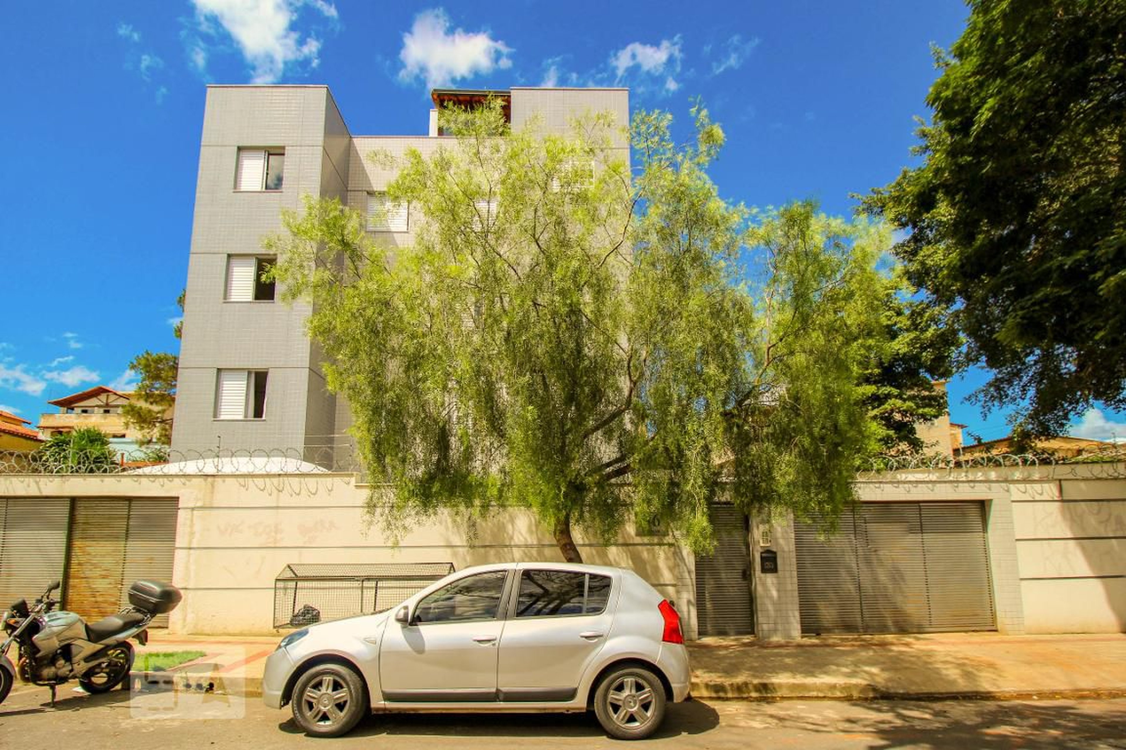 Fachada Condomínio em Rua Geralda Marinho, 96