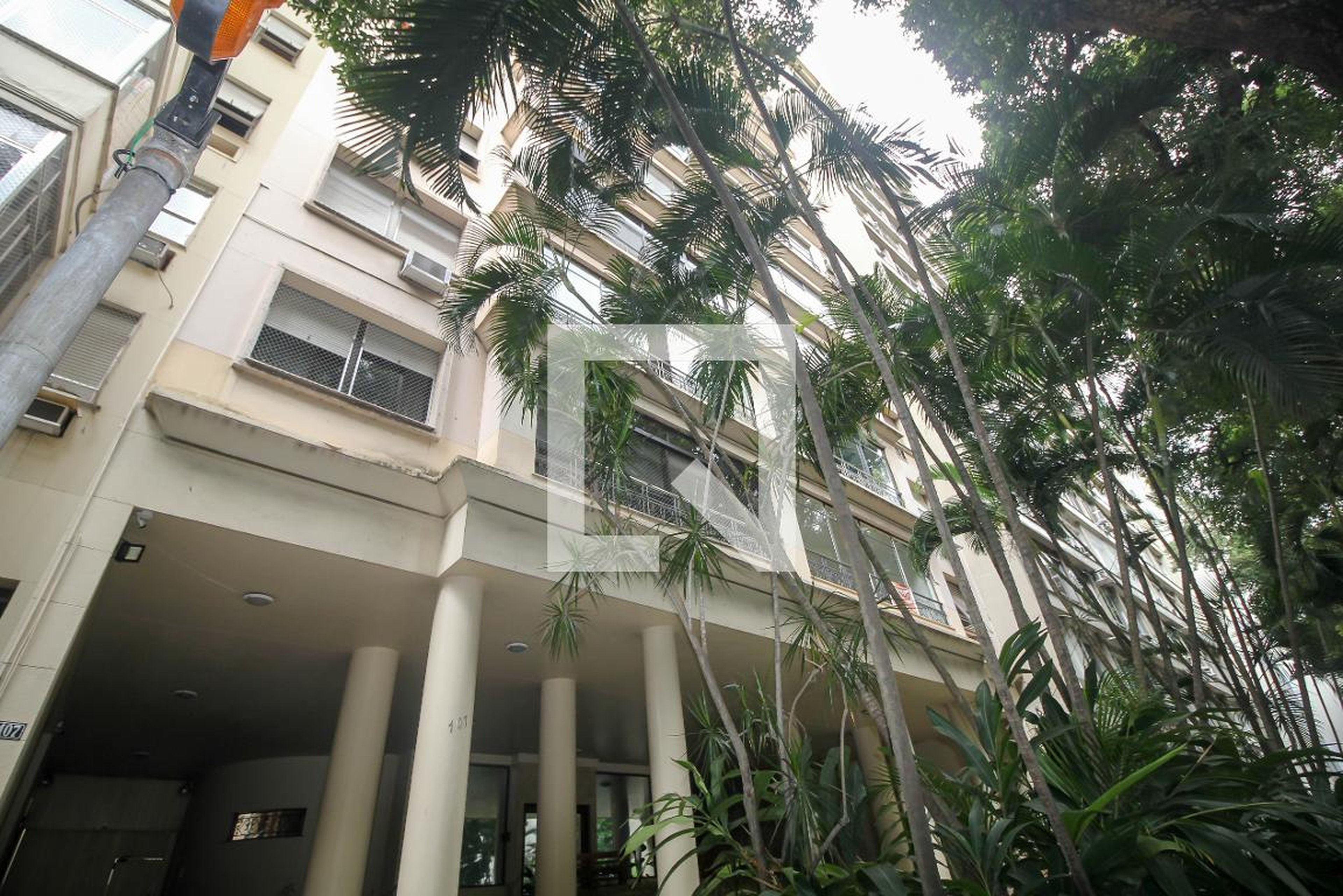 Fachada do Prédio Condomínio em Avenida Oswaldo Cruz, 107