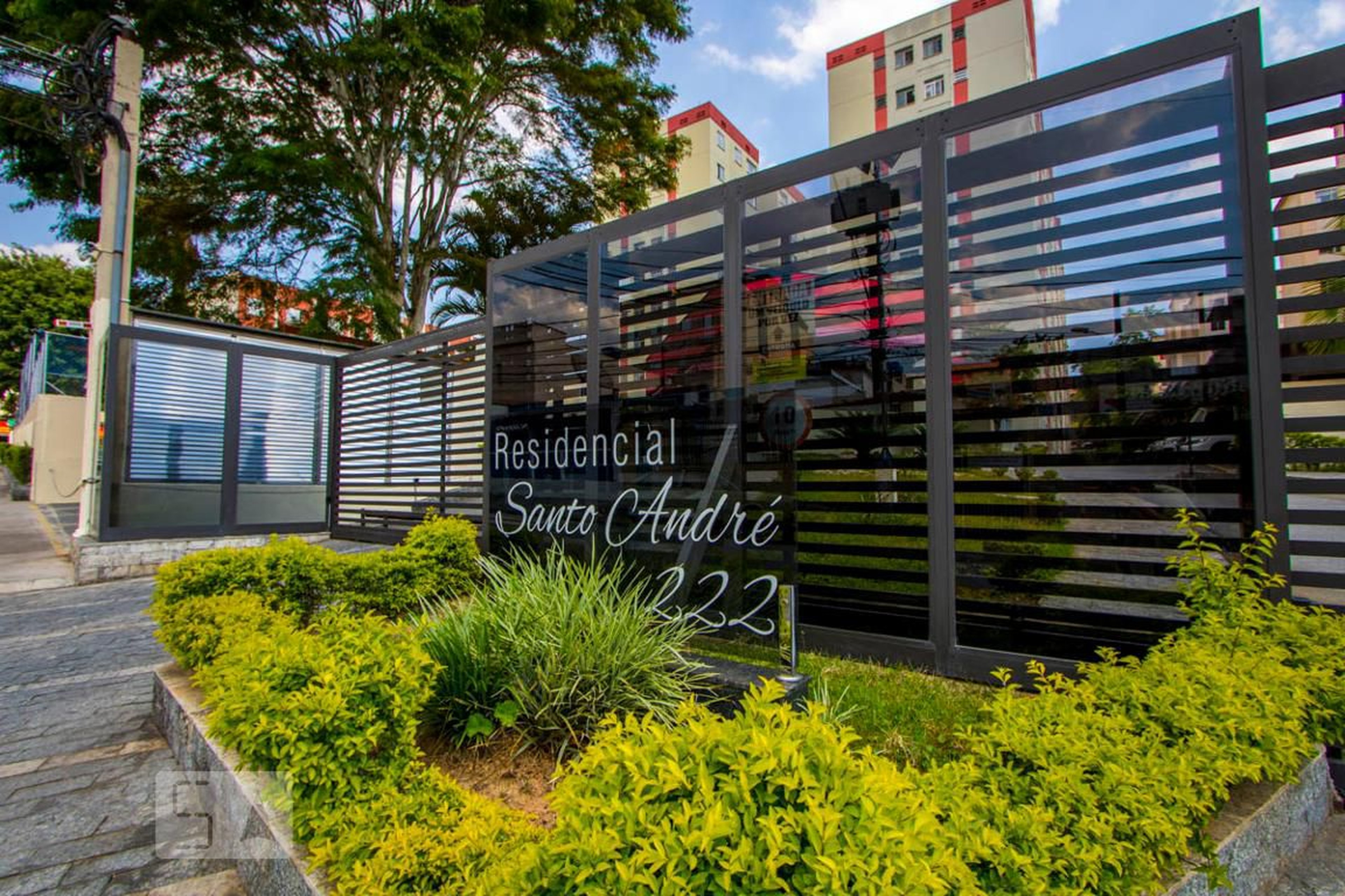 Fachada do Condomínio Condomínio em Avenida Sara Zírlis, 2