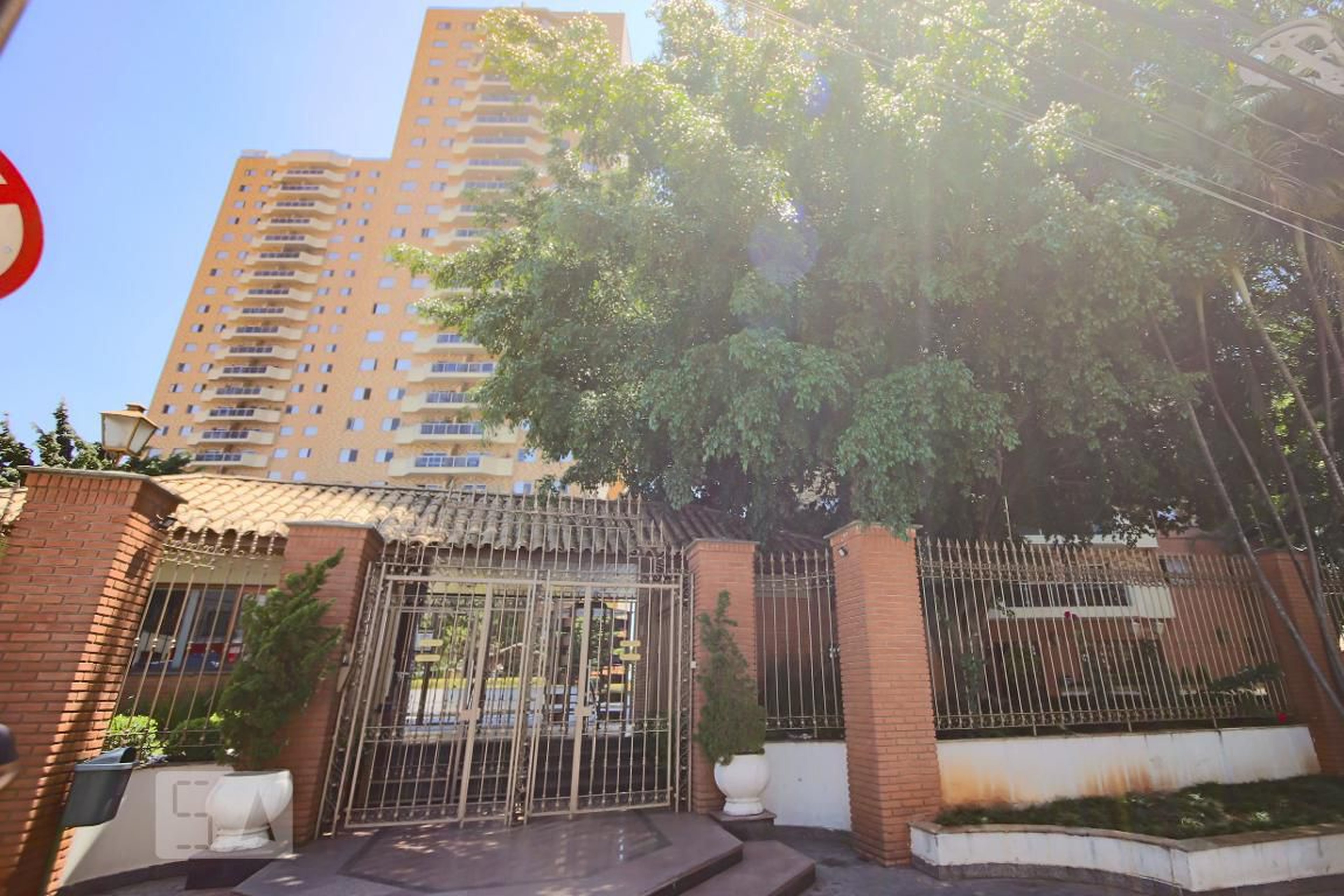 Fachada do Condomínio Condomínio Mansão Butantã