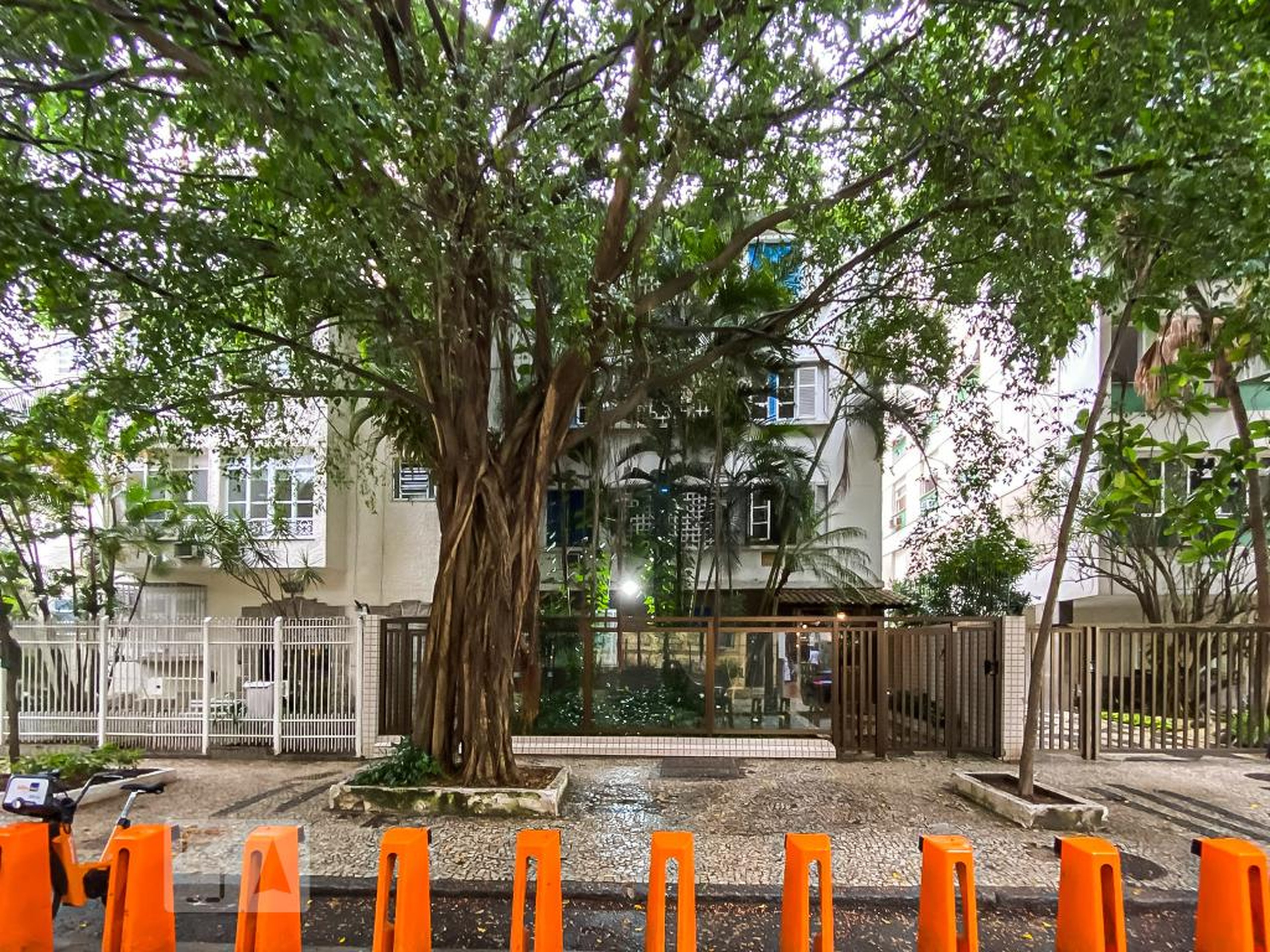 Fachada Condomínio em Rua Barão da Torre, 631